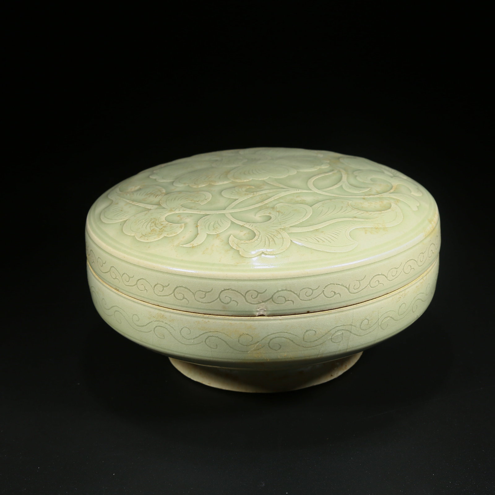 A YAOZHOU WARE COVERED BOX WITH INTERTWINED FLORAL DESIGN (1 of 10)