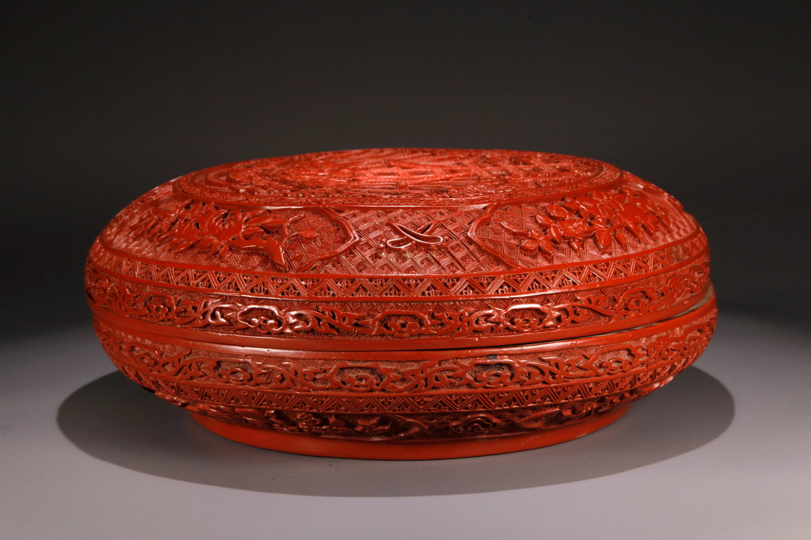 A CARVED RED LACQUER COVERED BOX WITH SPRING CHARACTER PATTERN - 3