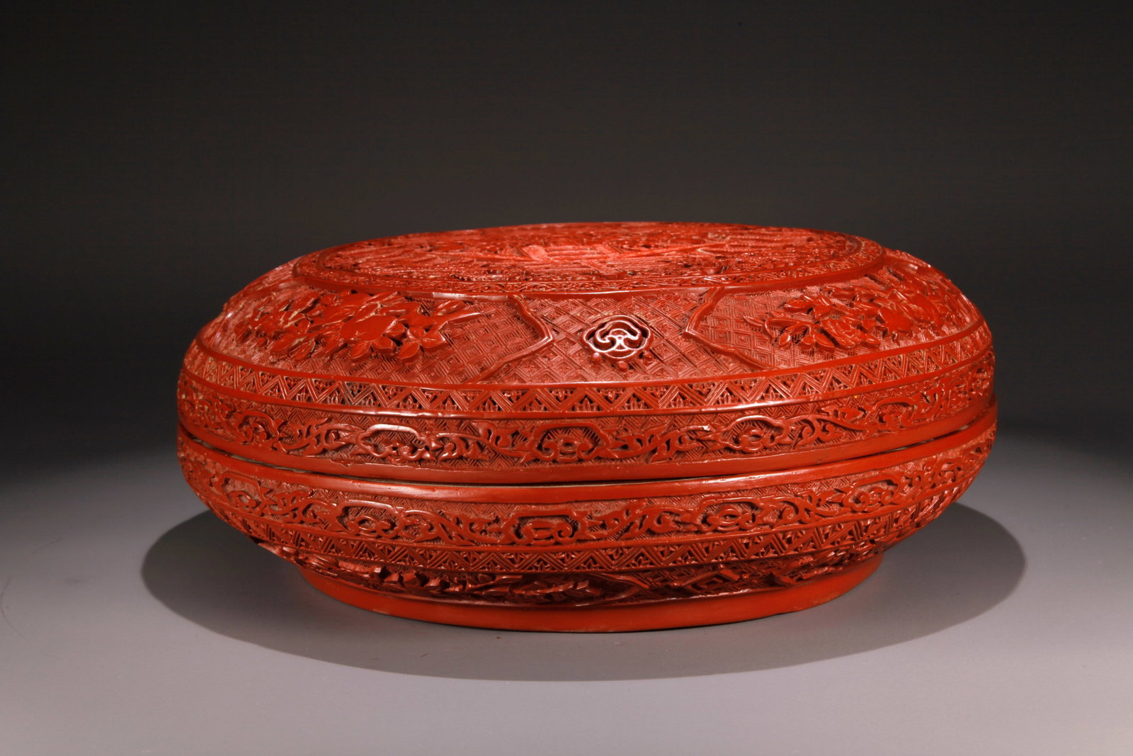 A CARVED RED LACQUER COVERED BOX WITH SPRING CHARACTER PATTERN - 4