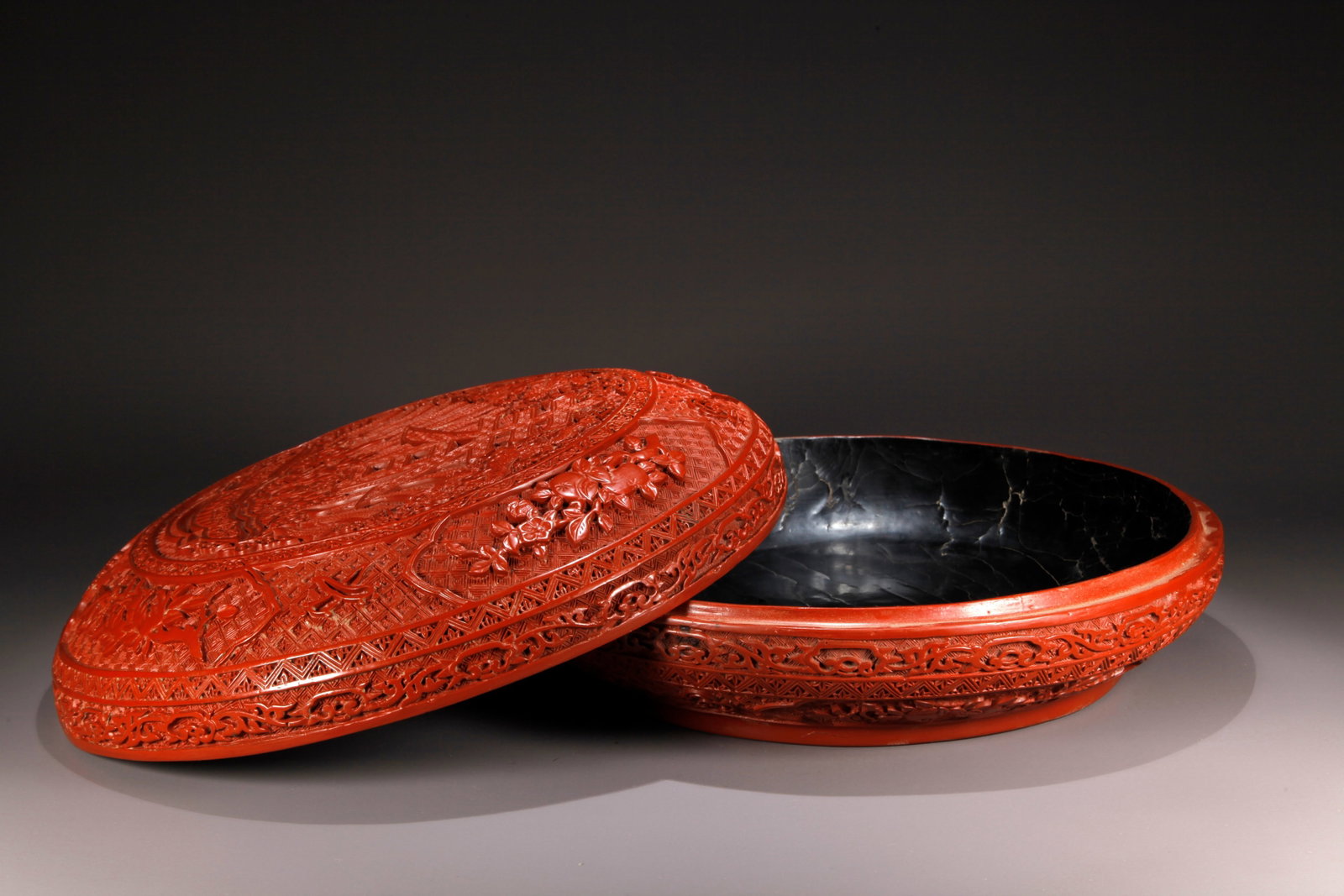A CARVED RED LACQUER COVERED BOX WITH SPRING CHARACTER PATTERN - 5