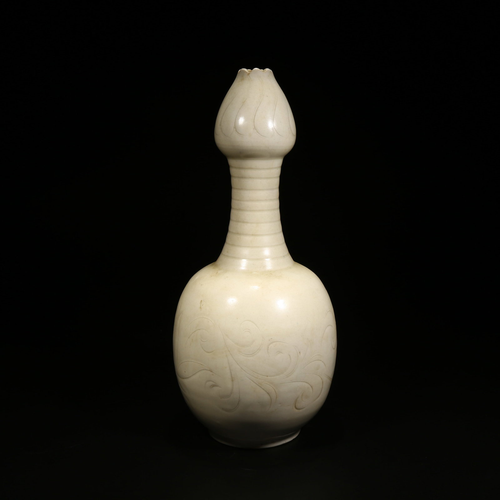 A DING WARE INCISED FLOWER-RIMMED VASE: Ding Ware Incised Flower-Rimmed Vase