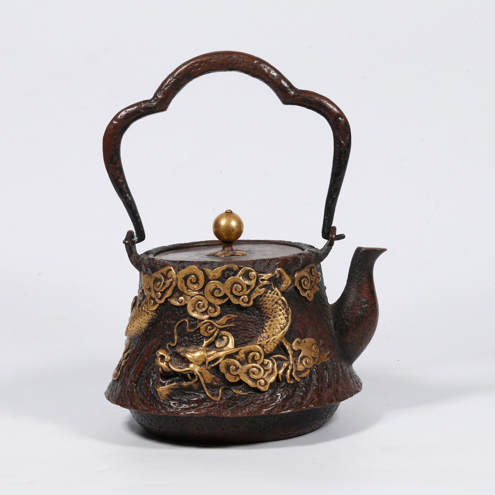 A BRONZE EWER WITH CLOUD AND DRAGON PATTERNS (PARTIALLY GILDED): Bronze ewer with cloud and dragon patterns (partially gilded)