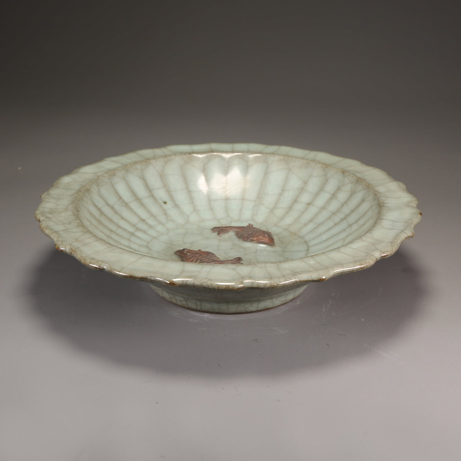 A GE KILN EXPOSED-BODY DOUBLE-FISH PATTERNED CHRYSANTHEMUM-PETAL FOLDED-RIM DISH (1 of 9)