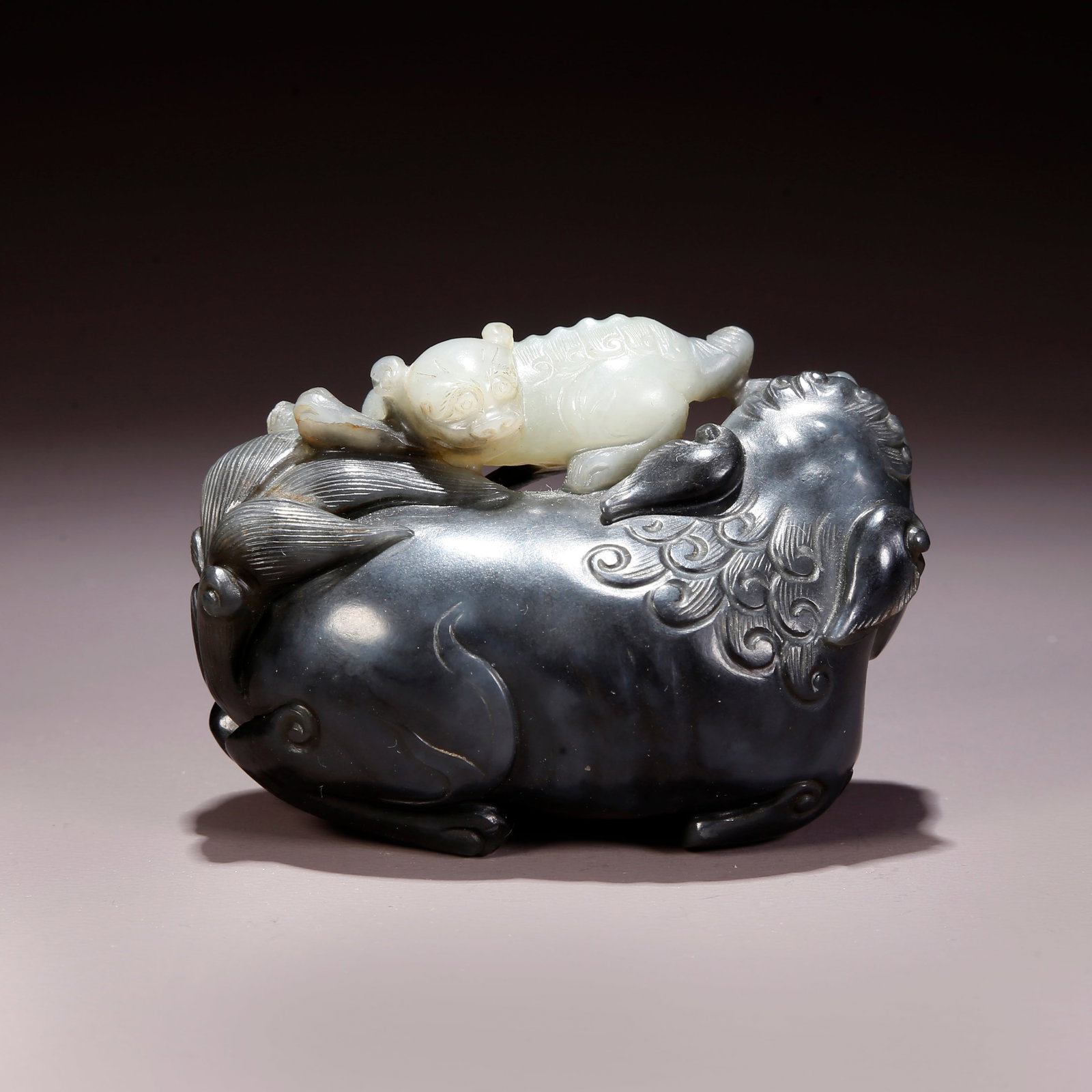 A HETIAN JADE SKILLFULLY CARVED ADULT AND YOUNG LION FIGURINE: Hetian Jade Skillfully Carved Adult and Young Lion Figurine