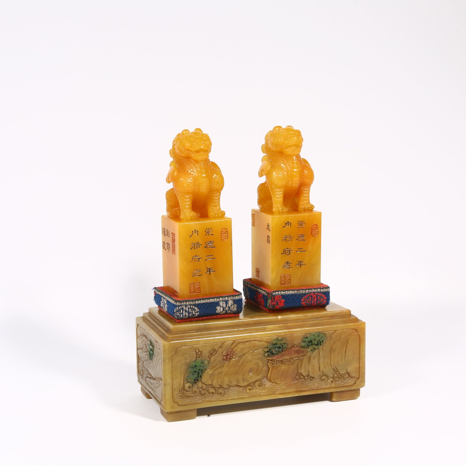 A SET OF SHOUSHAN TIANHUANG STONE SEALS WITH SUANNI (MYTHICAL LION) KNOB (1 of 7)
