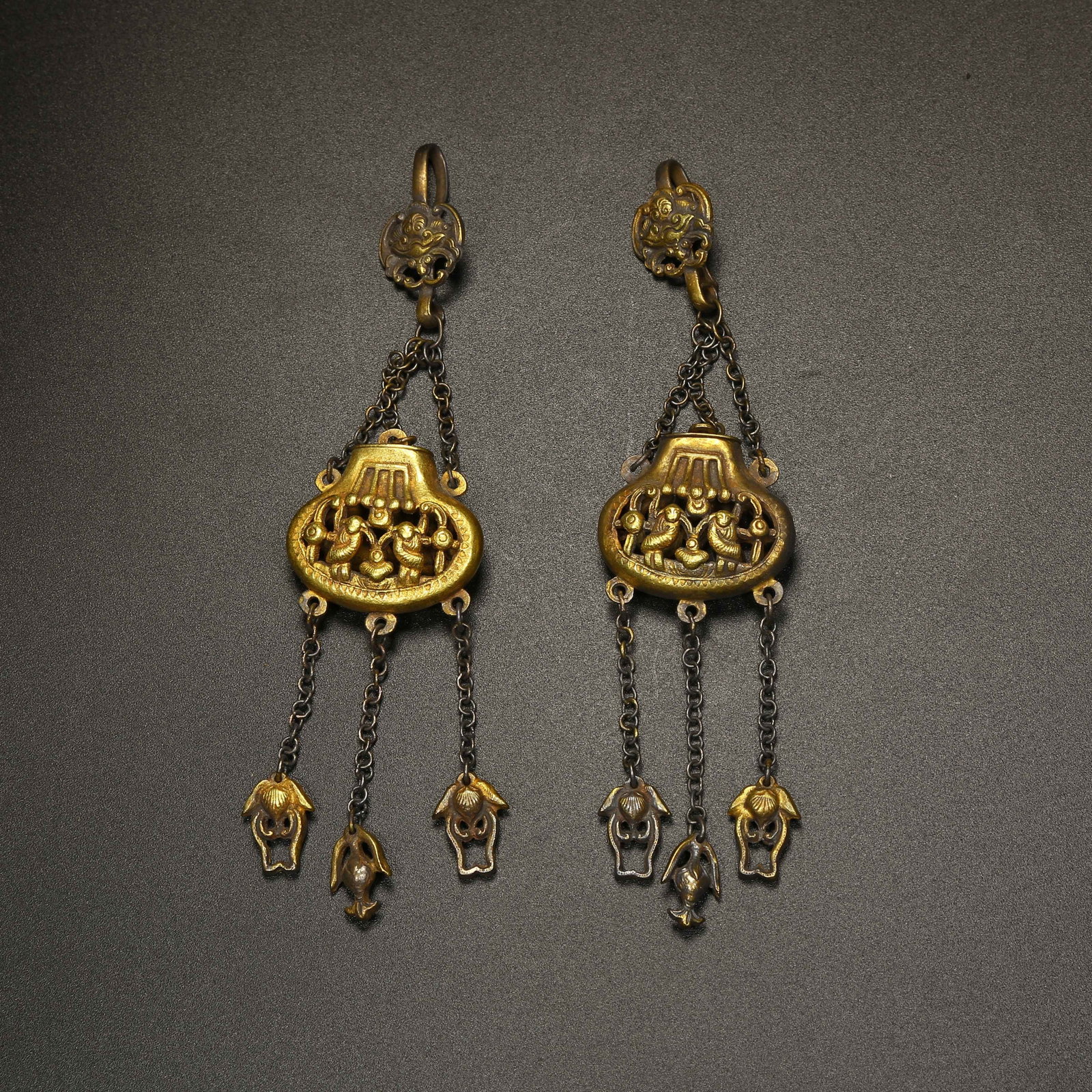 A SET OF GILT SILVER PERFUME POUCHES (1 of 7)