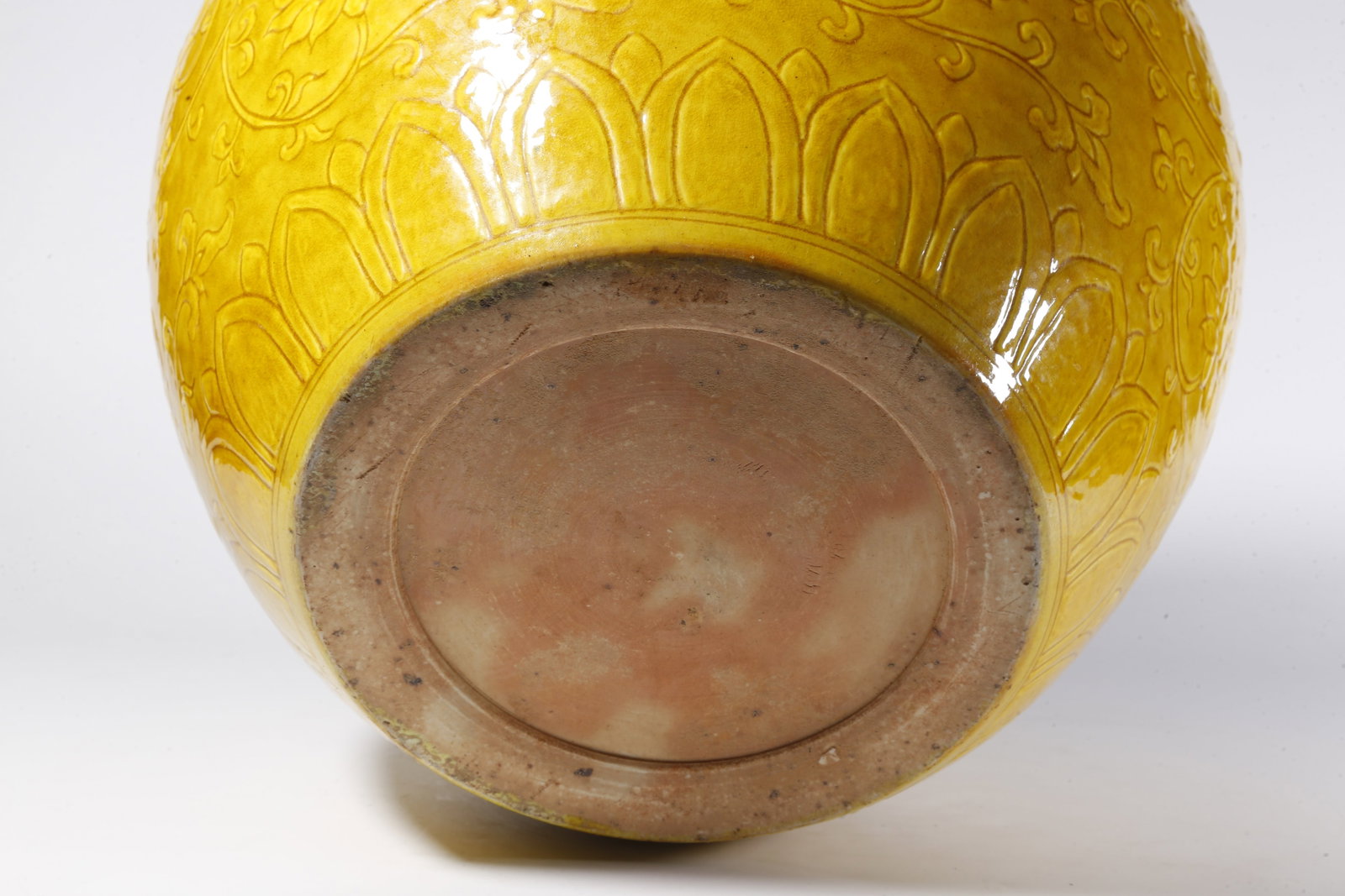 A YELLOW-GLAZED FLORAL SCROLL PATTERN JAR - 10