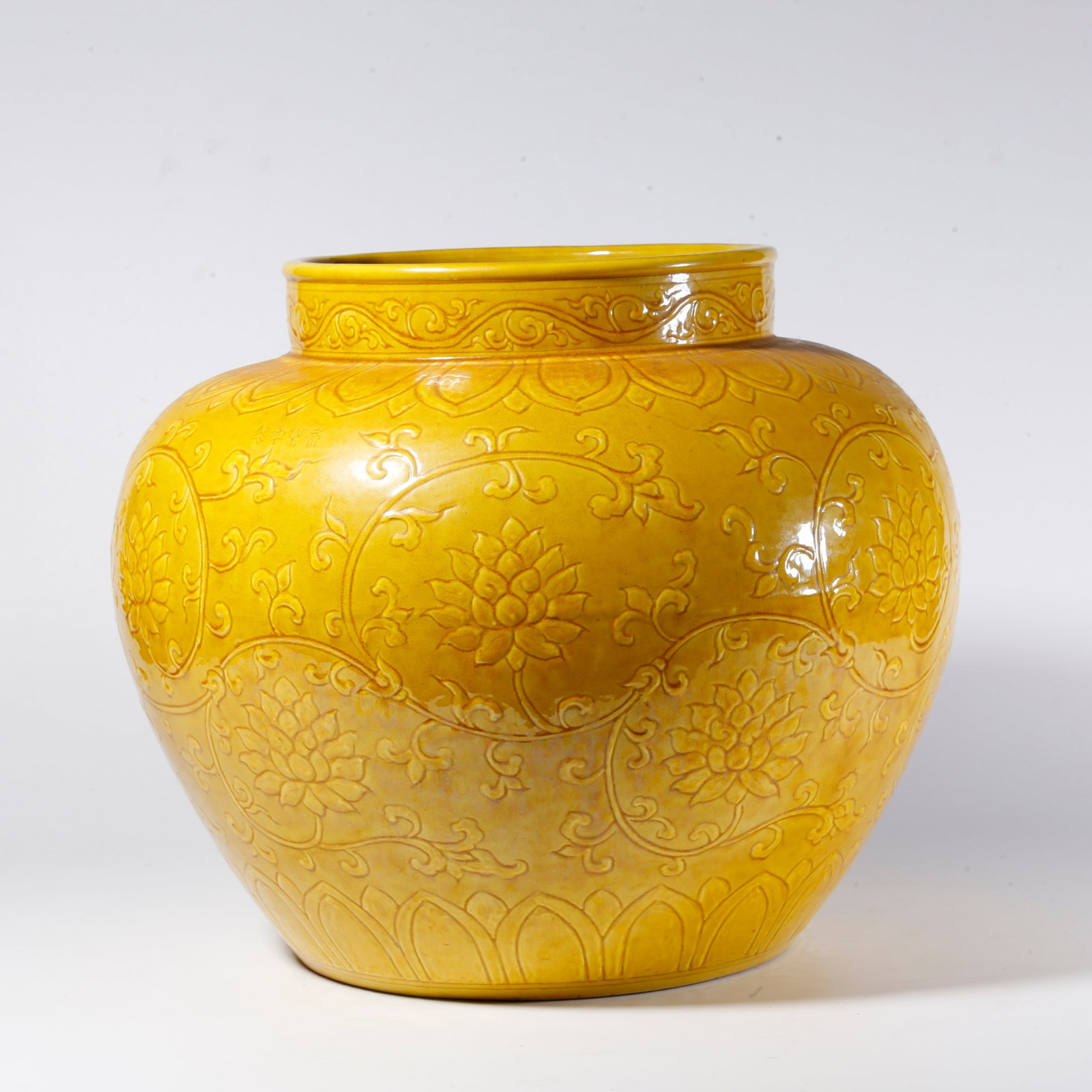 A YELLOW-GLAZED FLORAL SCROLL PATTERN JAR (1 of 10)