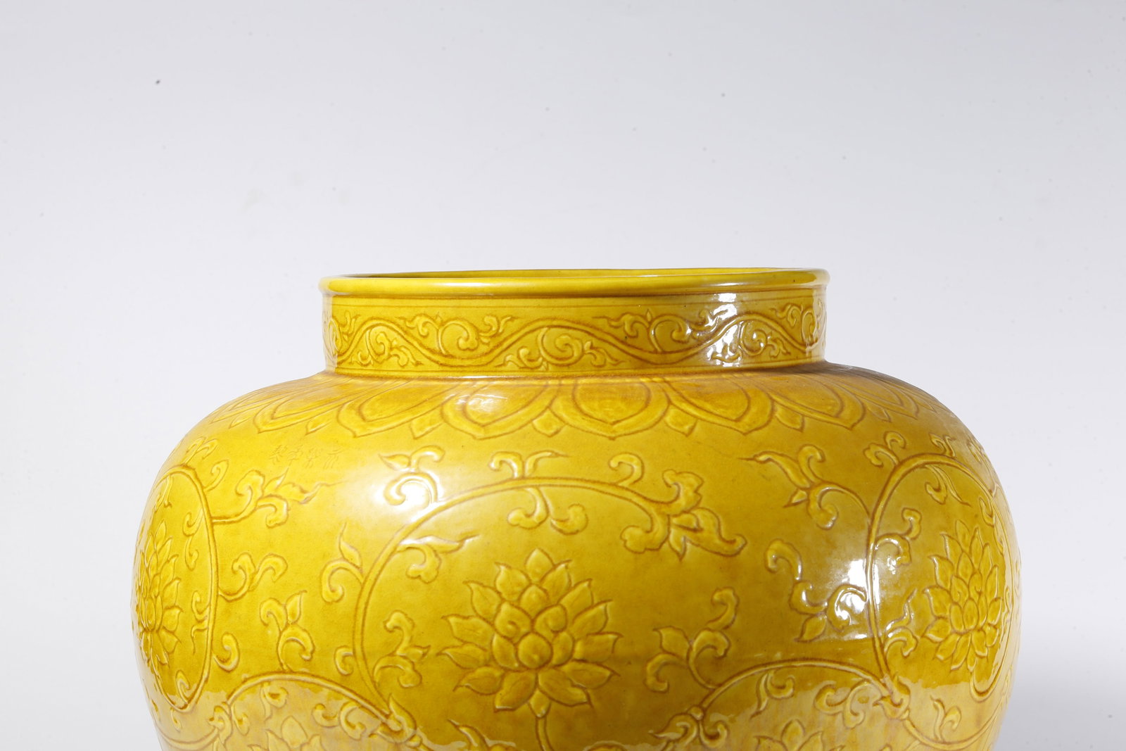 A YELLOW-GLAZED FLORAL SCROLL PATTERN JAR - 2