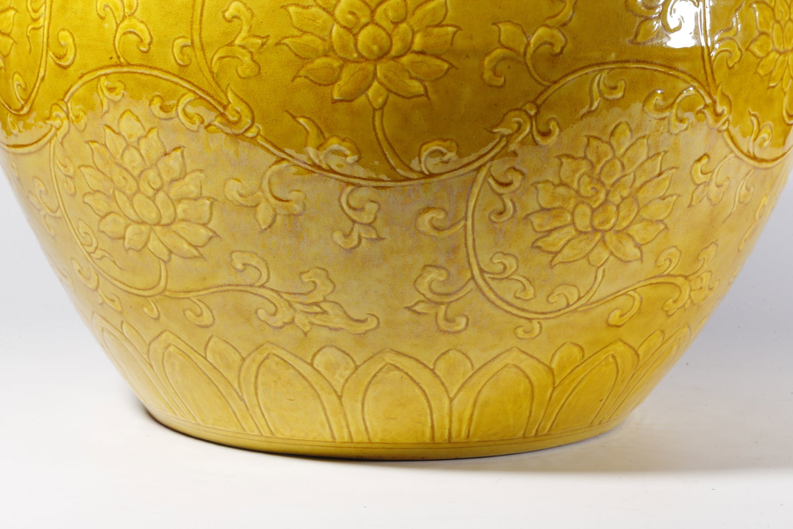 A YELLOW-GLAZED FLORAL SCROLL PATTERN JAR - 3