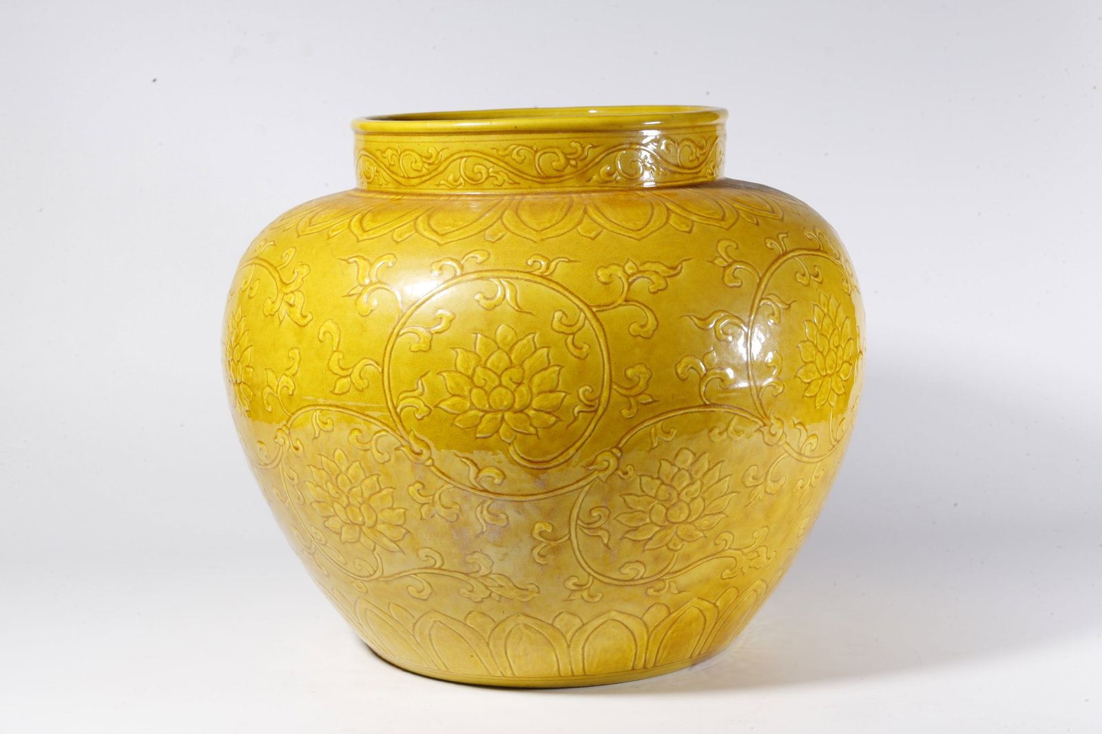 A YELLOW-GLAZED FLORAL SCROLL PATTERN JAR - 4
