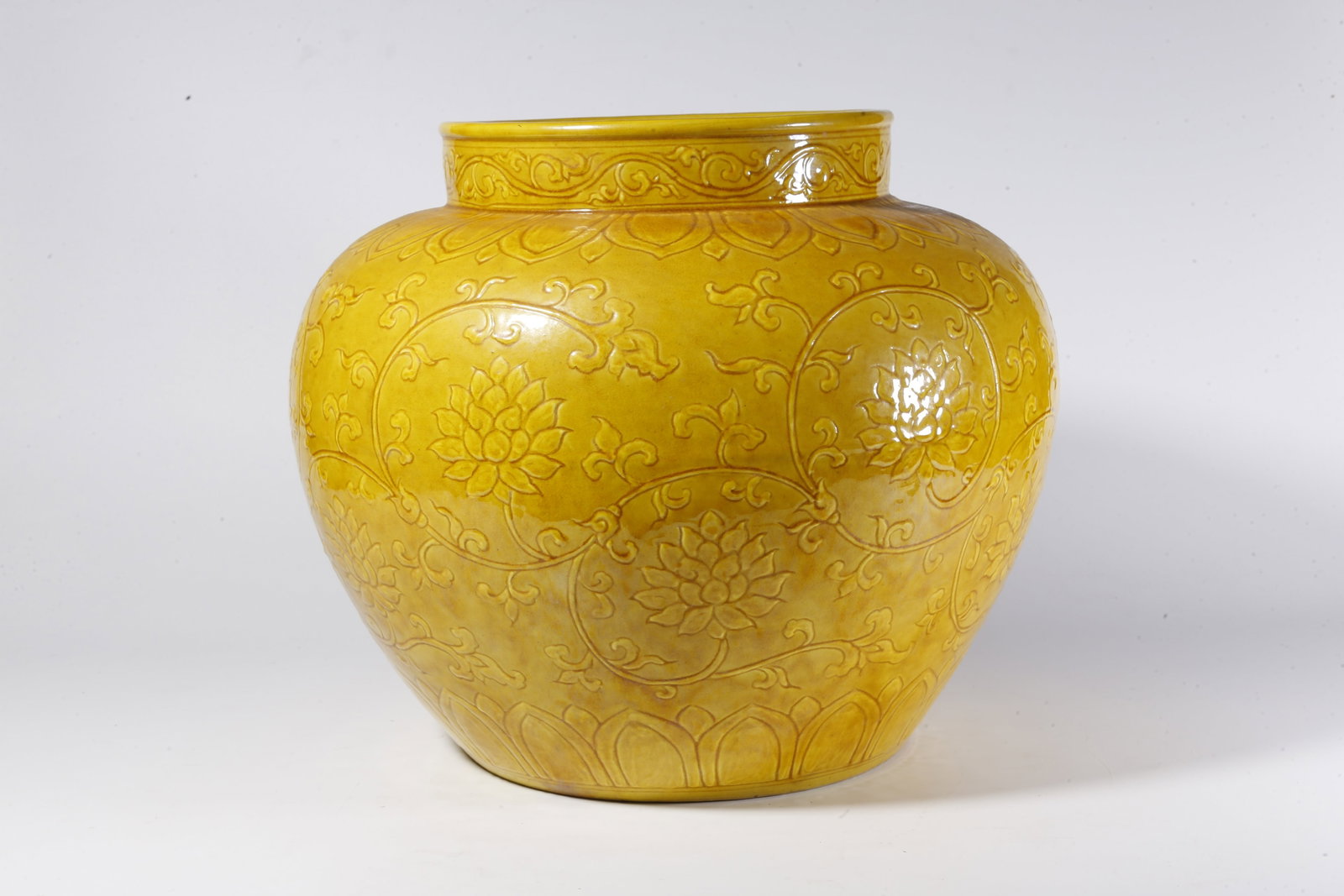 A YELLOW-GLAZED FLORAL SCROLL PATTERN JAR - 5