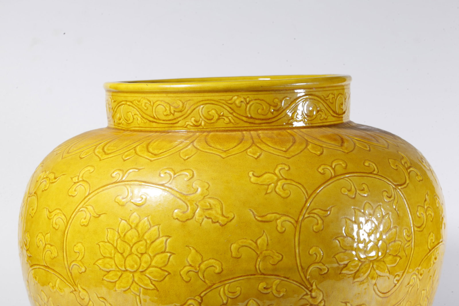 A YELLOW-GLAZED FLORAL SCROLL PATTERN JAR - 6