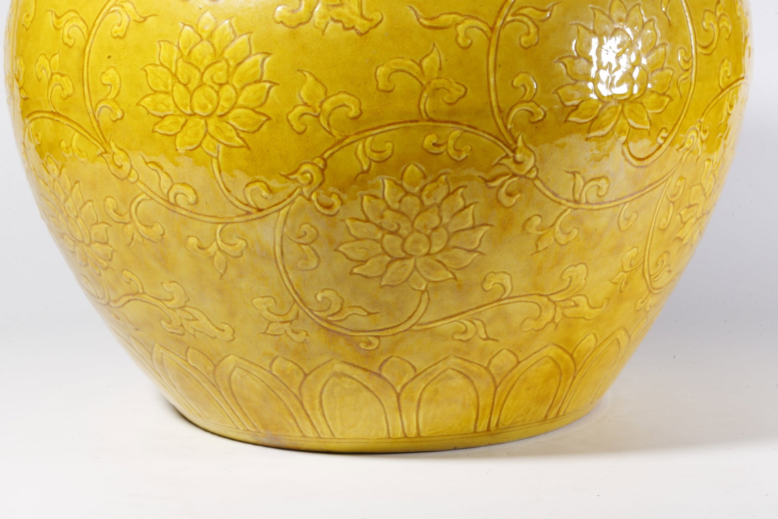 A YELLOW-GLAZED FLORAL SCROLL PATTERN JAR - 7