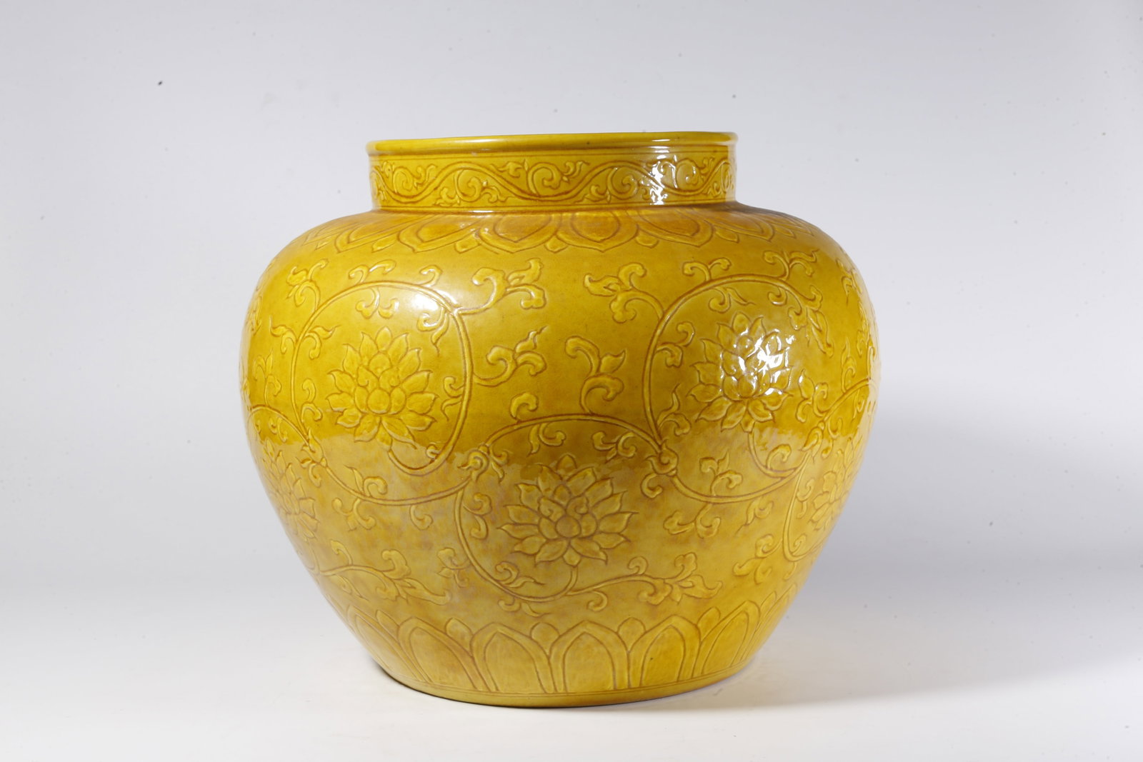 A YELLOW-GLAZED FLORAL SCROLL PATTERN JAR - 8