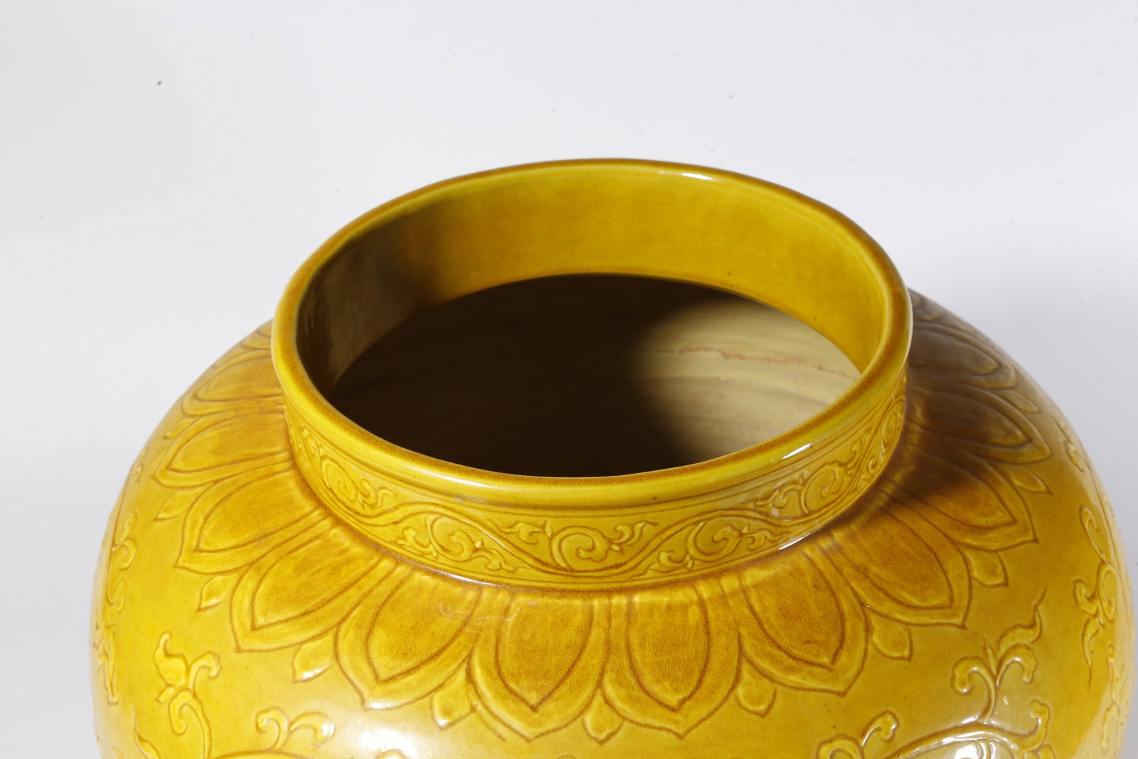 A YELLOW-GLAZED FLORAL SCROLL PATTERN JAR - 9