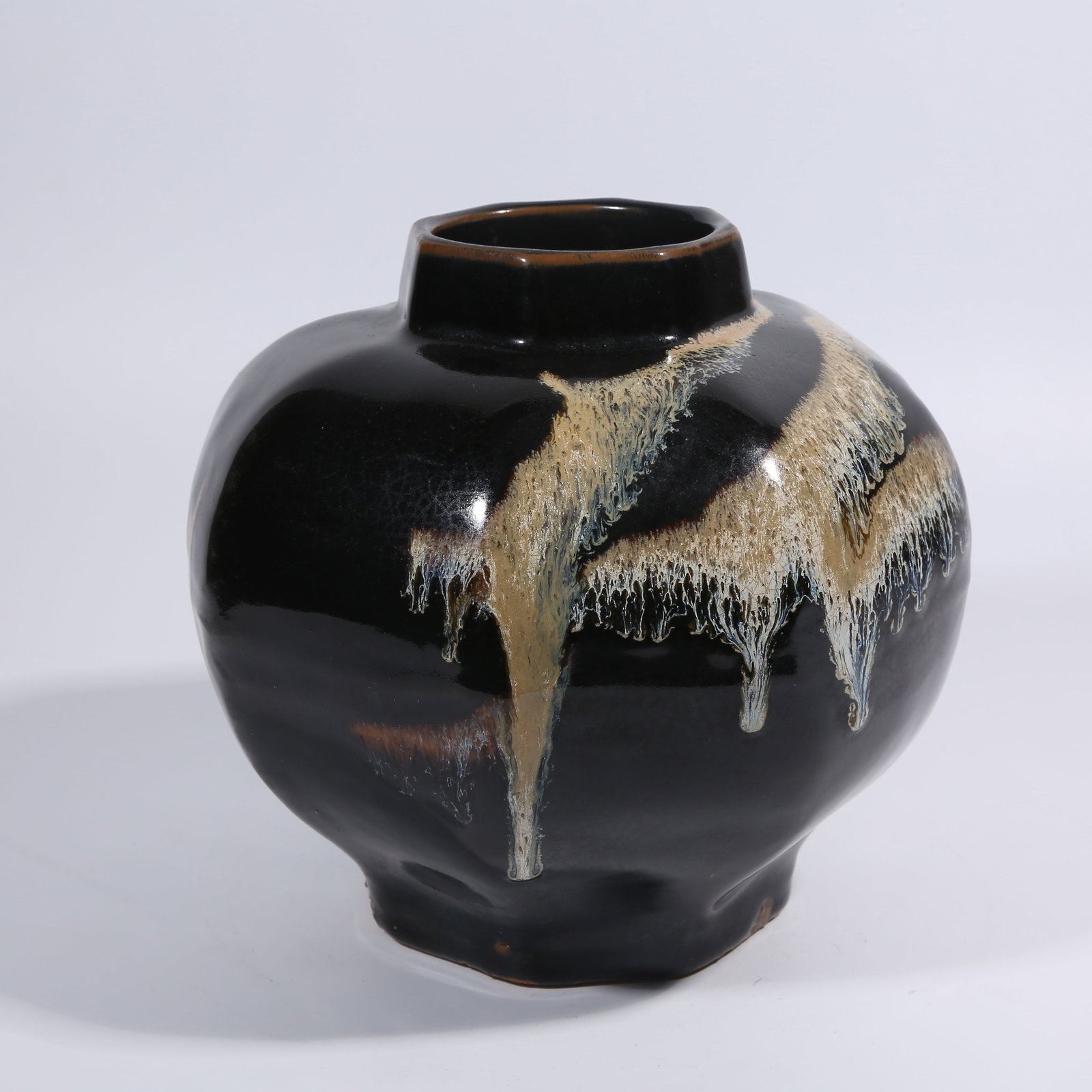 A LUSHAN KILN OCTAGONAL JAR: Lushan Kiln Octagonal Jar