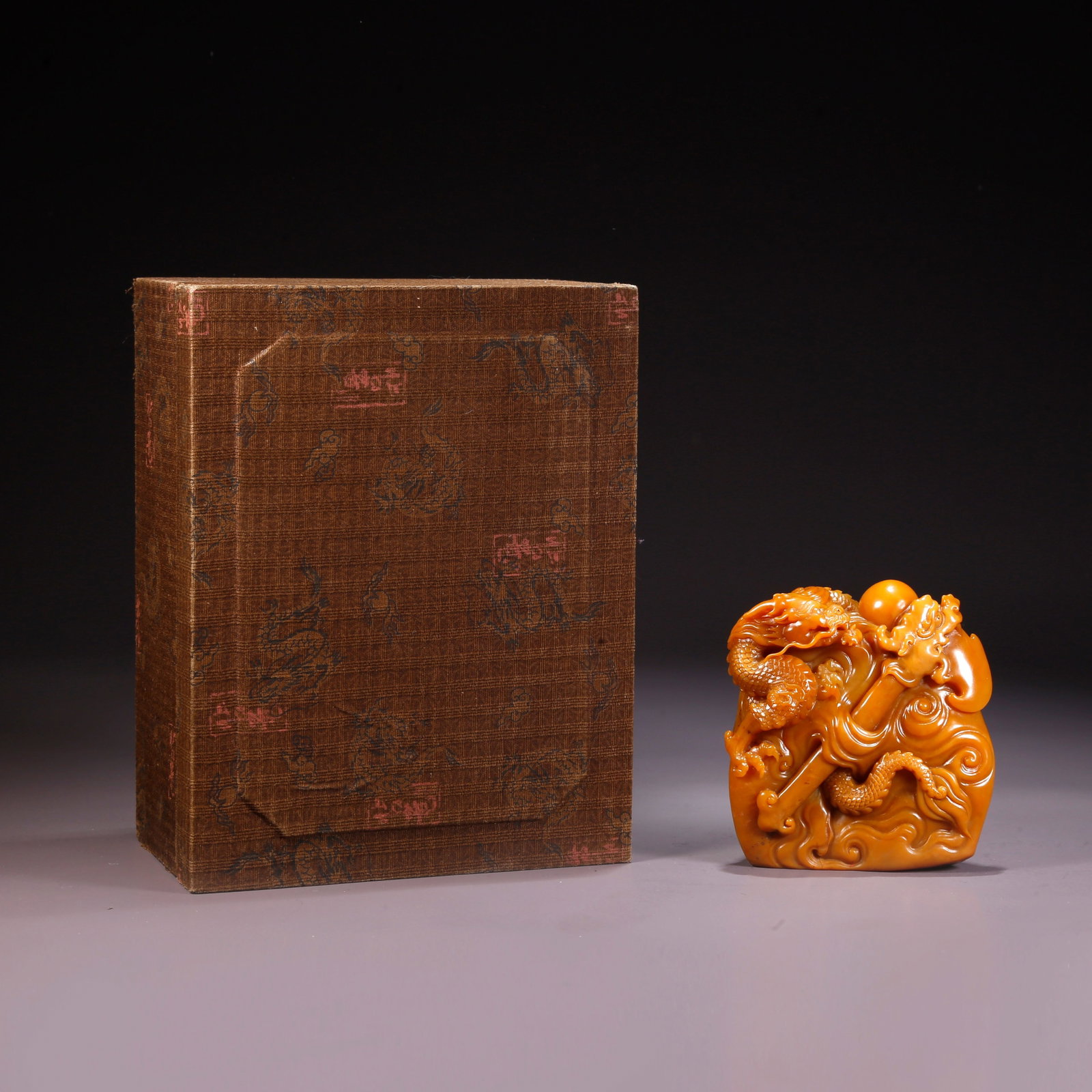 A SHOUSHAN TIANHUANG STONE DRAGON PATTERN SEAL: Shoushan Tianhuang Stone Dragon Pattern Seal