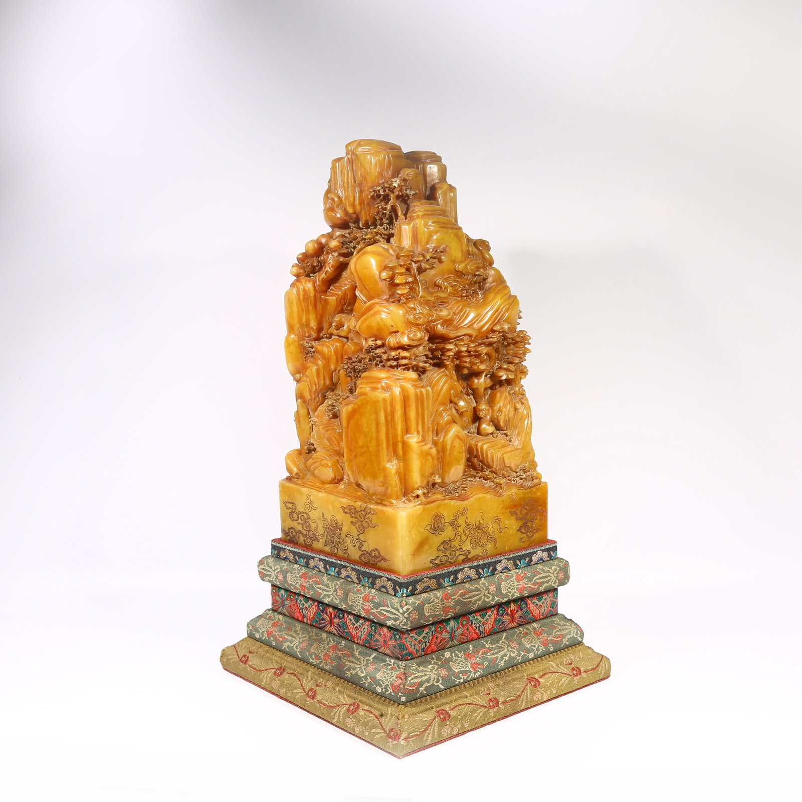 A SHOUSHAN STONE LARGE SEAL WITH CHI-DRAGON DESIGN (1 of 9)
