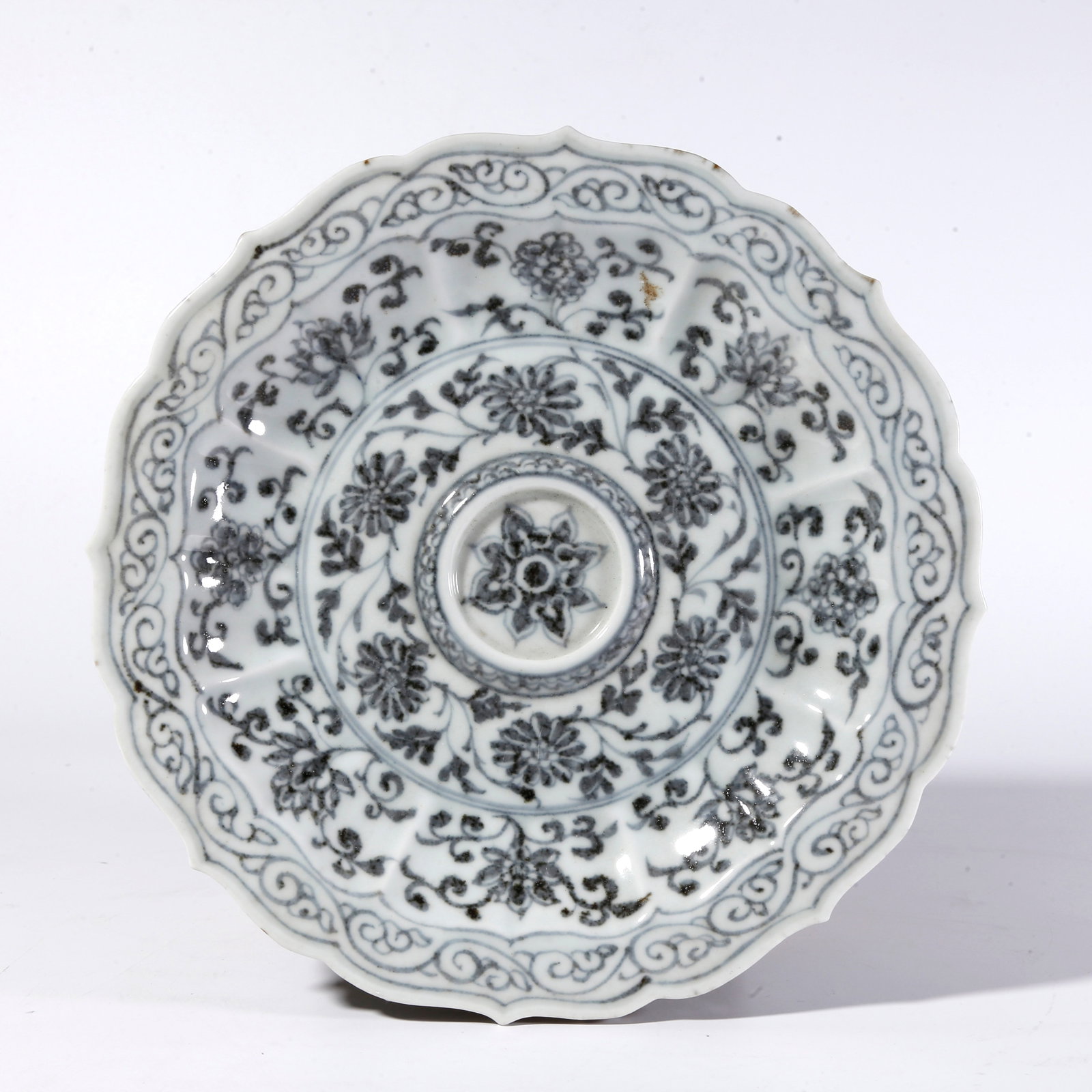A BLUE-AND-WHITE FLORAL SCROLL PATTERN WASH BASIN (1 of 10)