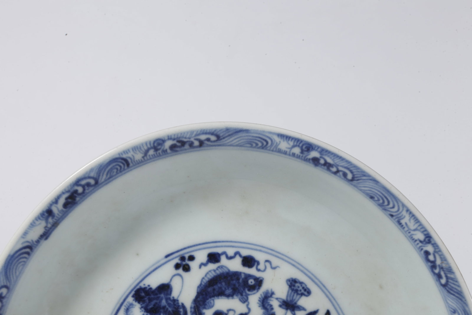 A BLUE-AND-WHITE JADE ALGAE PATTERN PLATE - 2