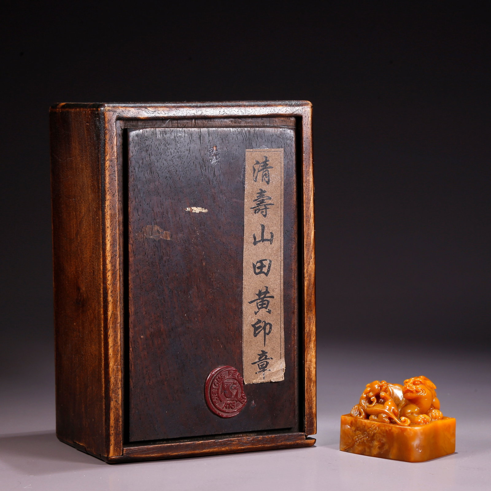 A SHOUSHAN TIANHUANG STONE LARGE-AND-SMALL-LION-HEAD SEAL: Shoushan Tianhuang Stone Large-and-Small-Lion-Head Seal