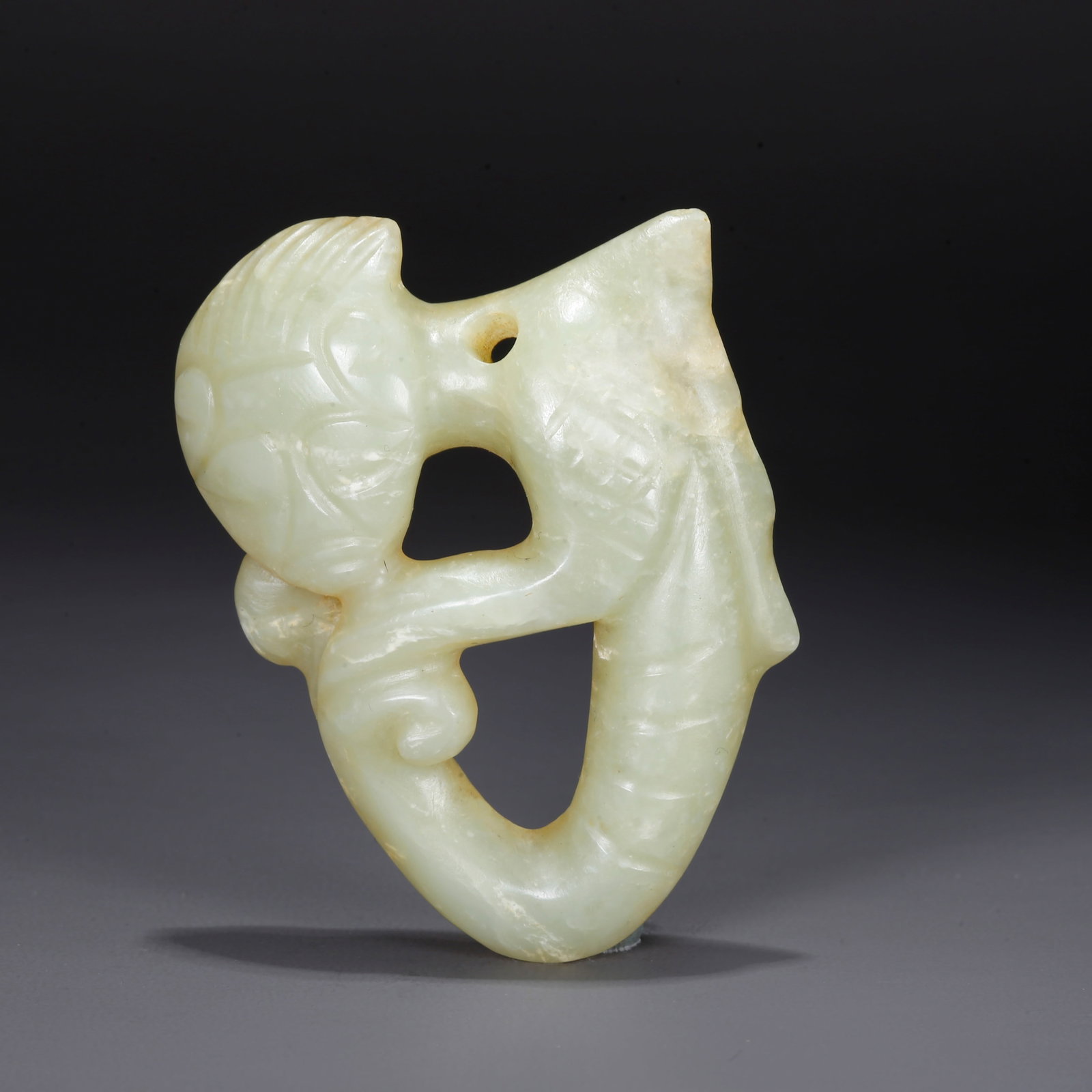 A CARVED ANCIENT JADE PENDANT (1 of 10)