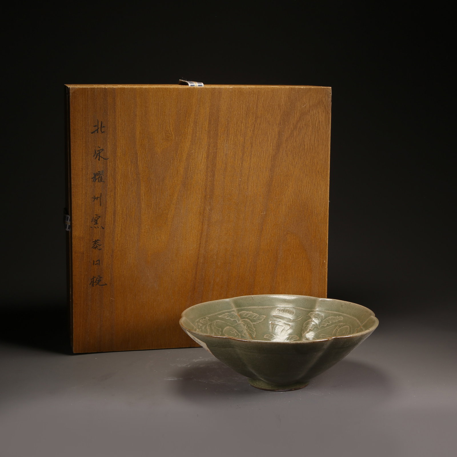 A YAOZHOU KILN SUNFLOWER-RIM PLATE (1 of 9)