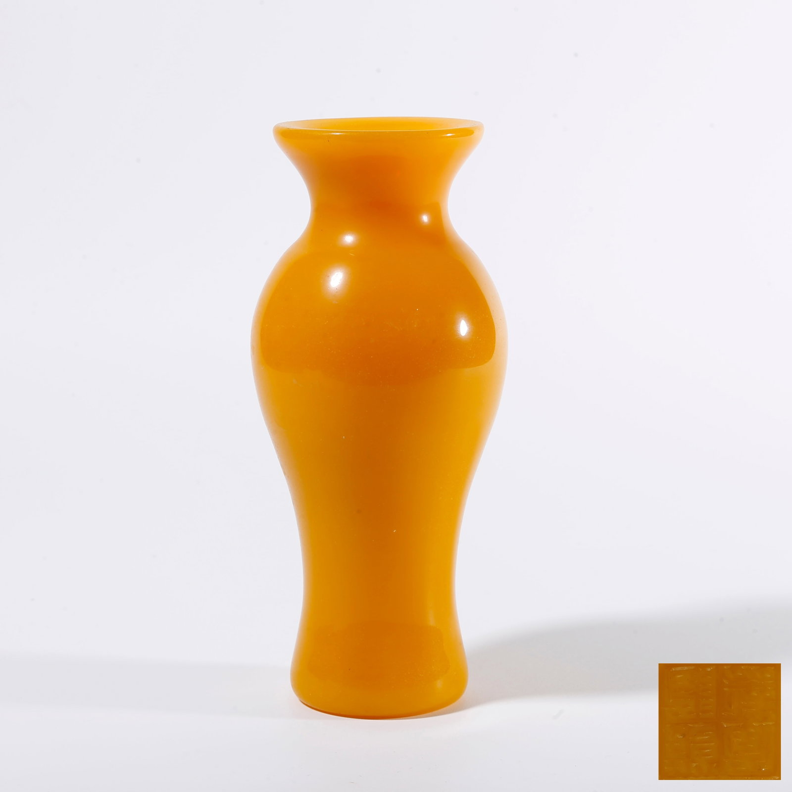A GLASS FLOWER VASE: Glass Flower Vase