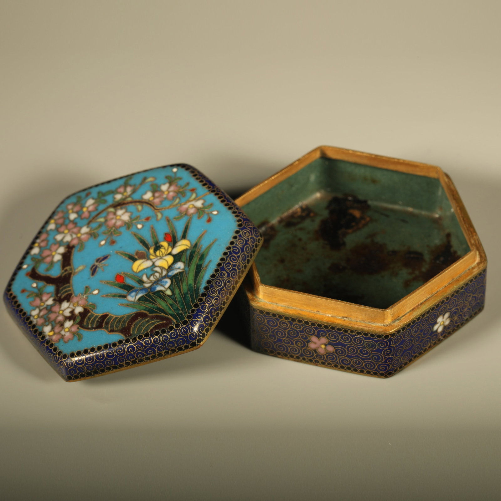 A CLOISONNE HEXAGONAL LIDDED BOX WITH ORCHID FLORAL PATTERN (1 of 6)