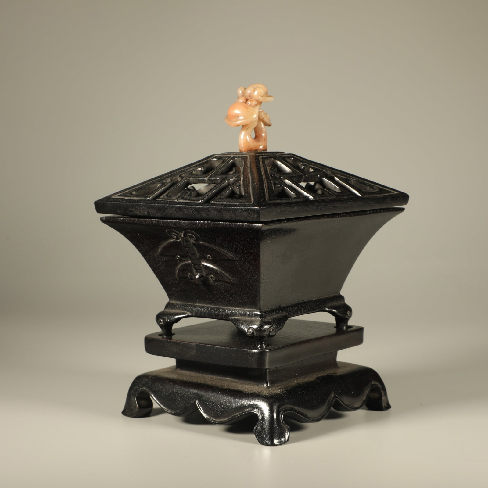 A RED SANDALWOOD INCENSE BURNER WITH BUTTERFLY PATTERN AND HIBISCUS STONE GANODERMA KNOB: Red Sandalwood Incense Burner with Butterfly Pattern and Hibiscus Stone Ganoderma Knob