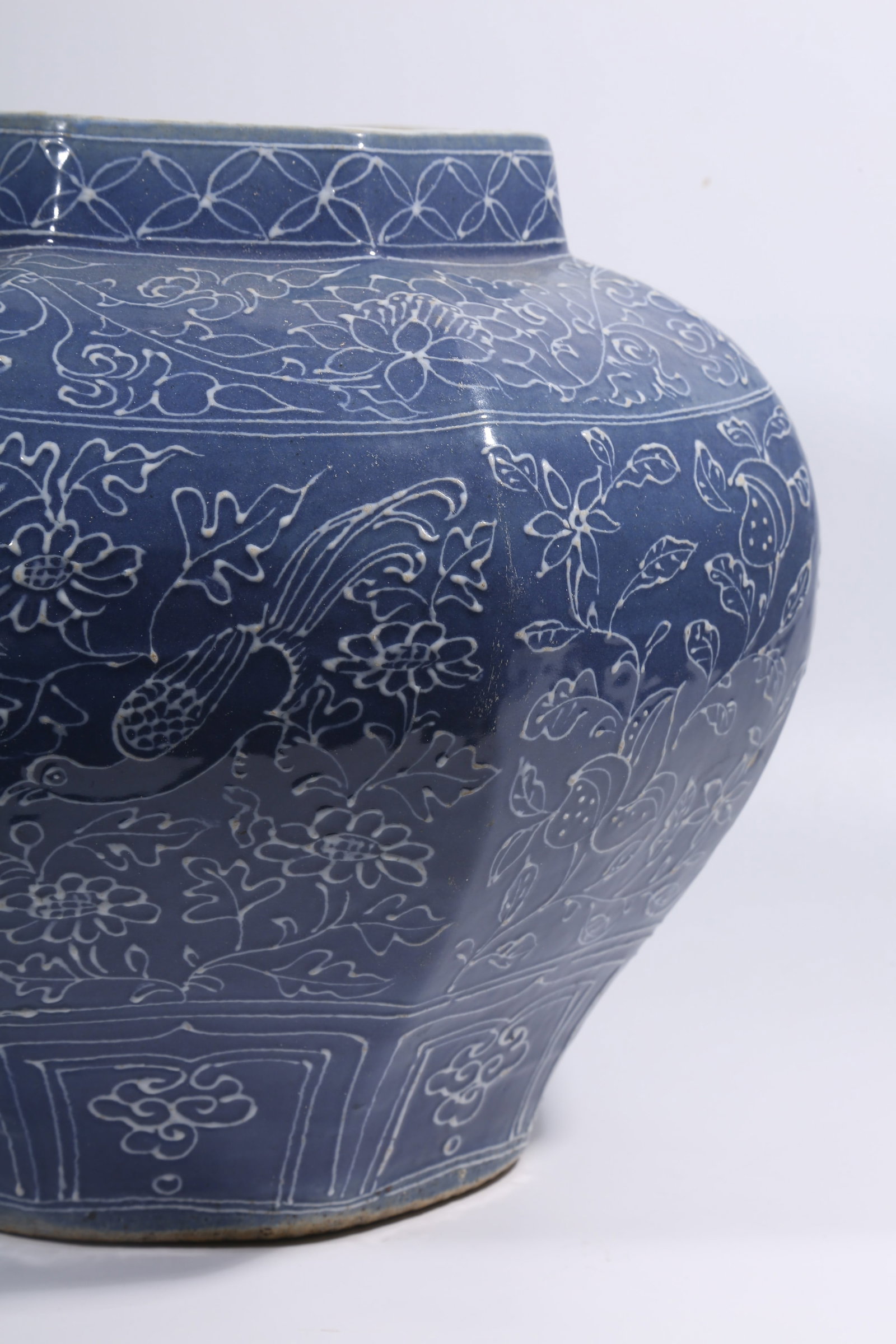 A SKY-BLUE GLAZE OCTAGONAL JAR WITH OPENWORK PHOENIX PATTERN - 6