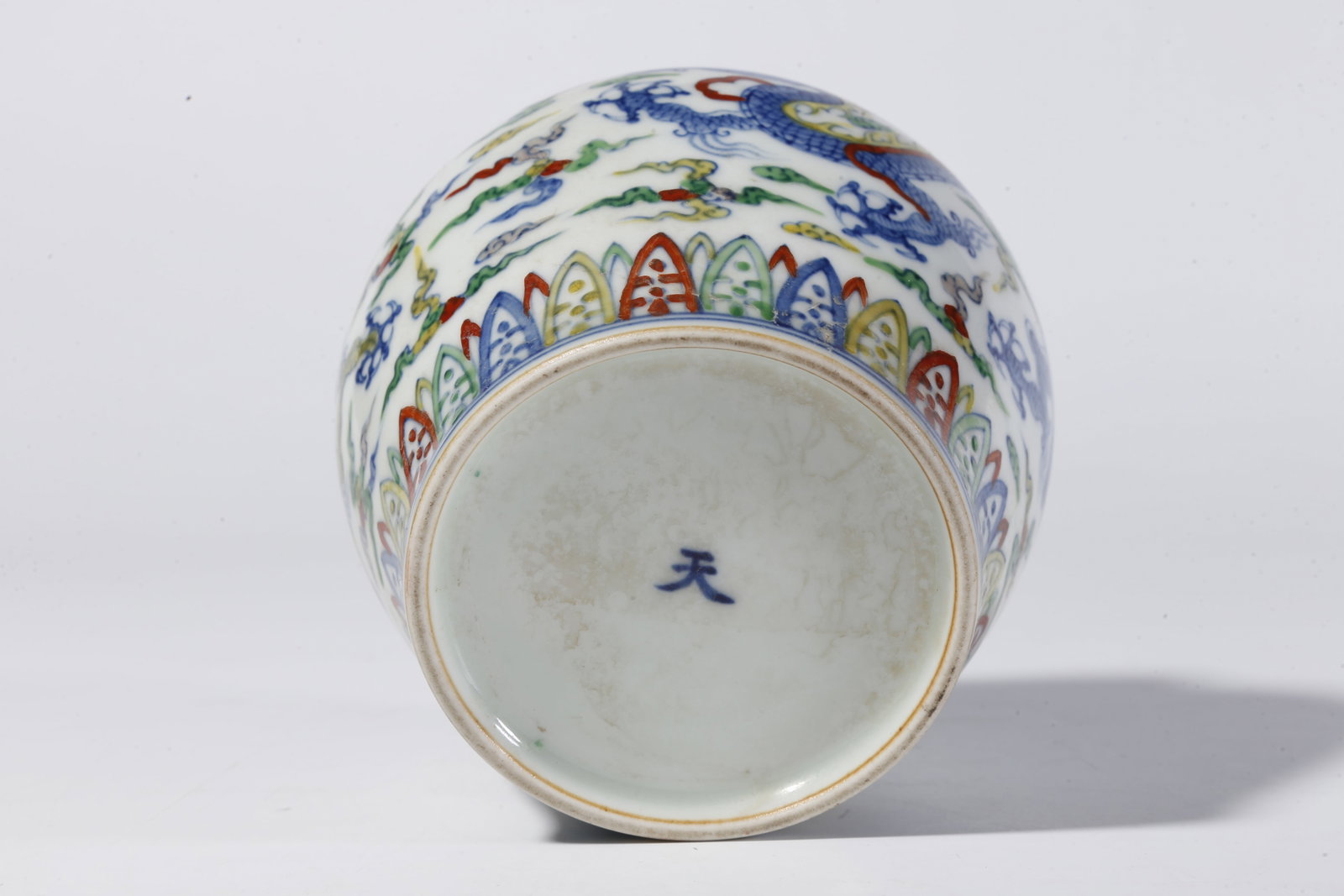 A DOUCAI DRAGON PATTERN LIDDED JAR - 10