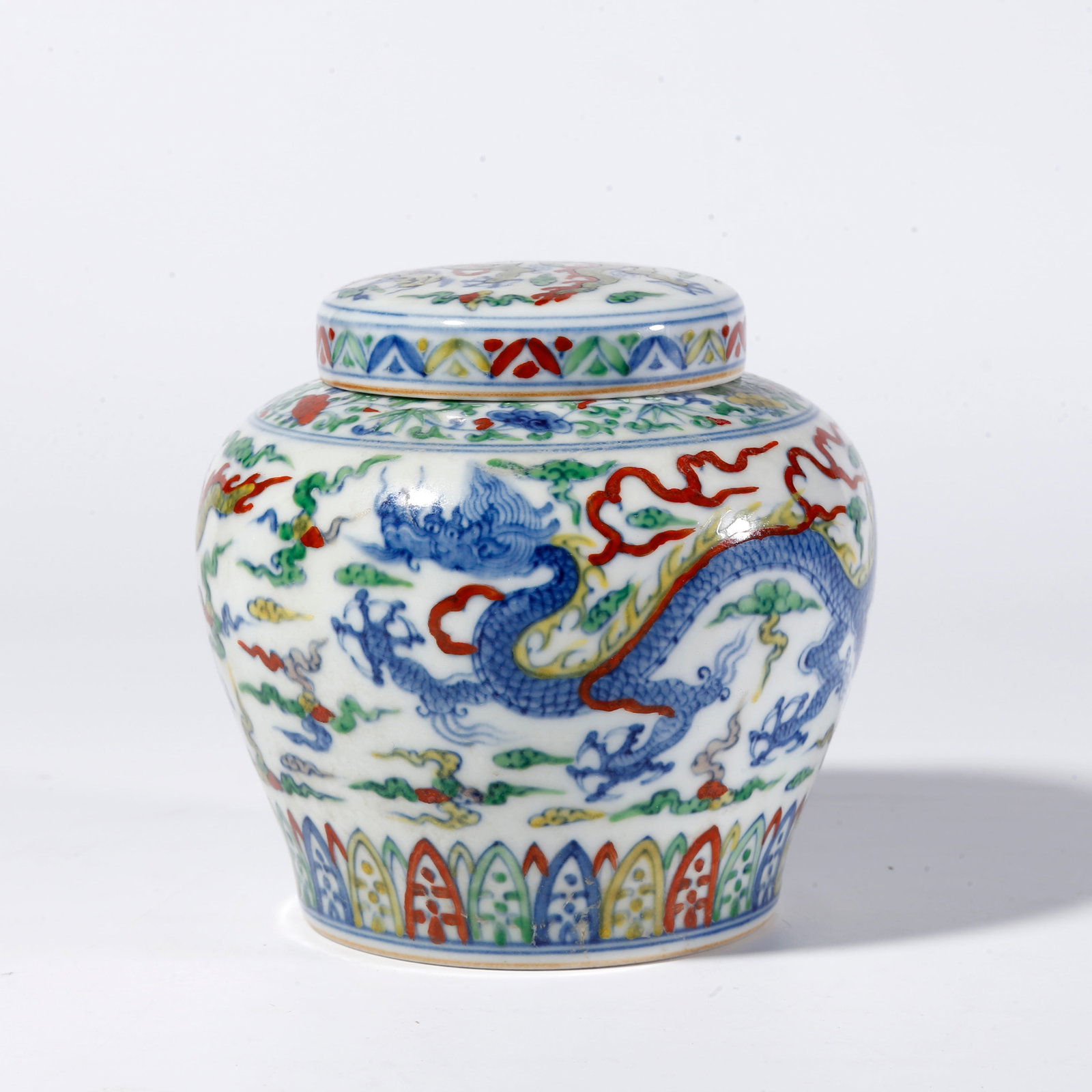 A DOUCAI DRAGON PATTERN LIDDED JAR (1 of 10)