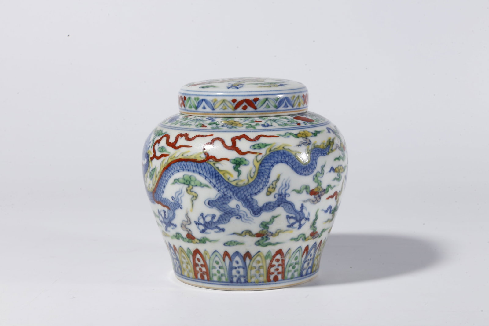 A DOUCAI DRAGON PATTERN LIDDED JAR - 2