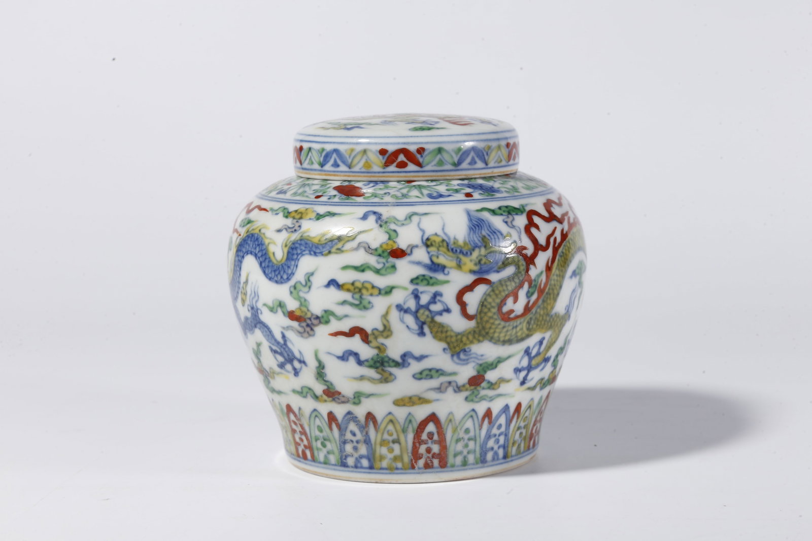 A DOUCAI DRAGON PATTERN LIDDED JAR - 3