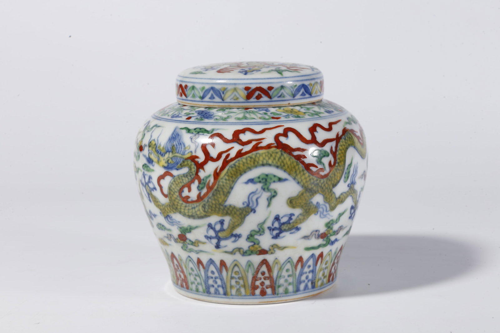 A DOUCAI DRAGON PATTERN LIDDED JAR - 4