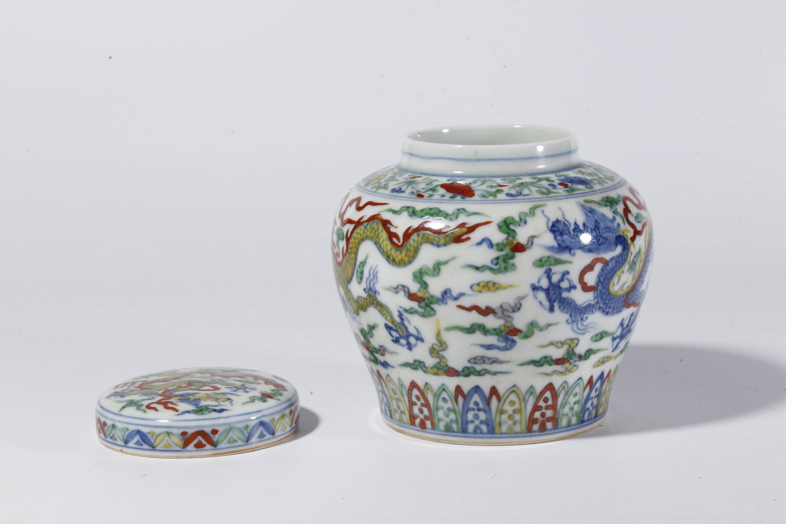 A DOUCAI DRAGON PATTERN LIDDED JAR - 5