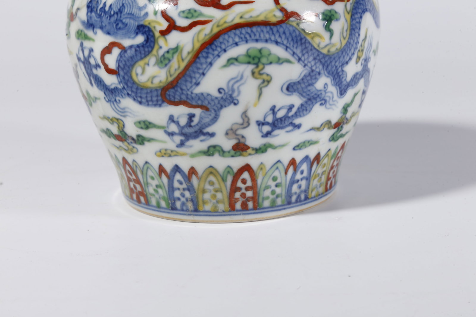 A DOUCAI DRAGON PATTERN LIDDED JAR - 7