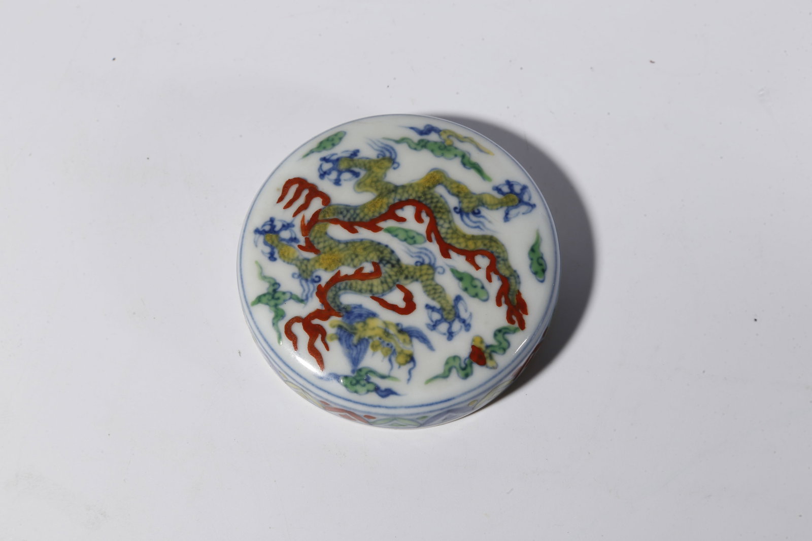 A DOUCAI DRAGON PATTERN LIDDED JAR - 8