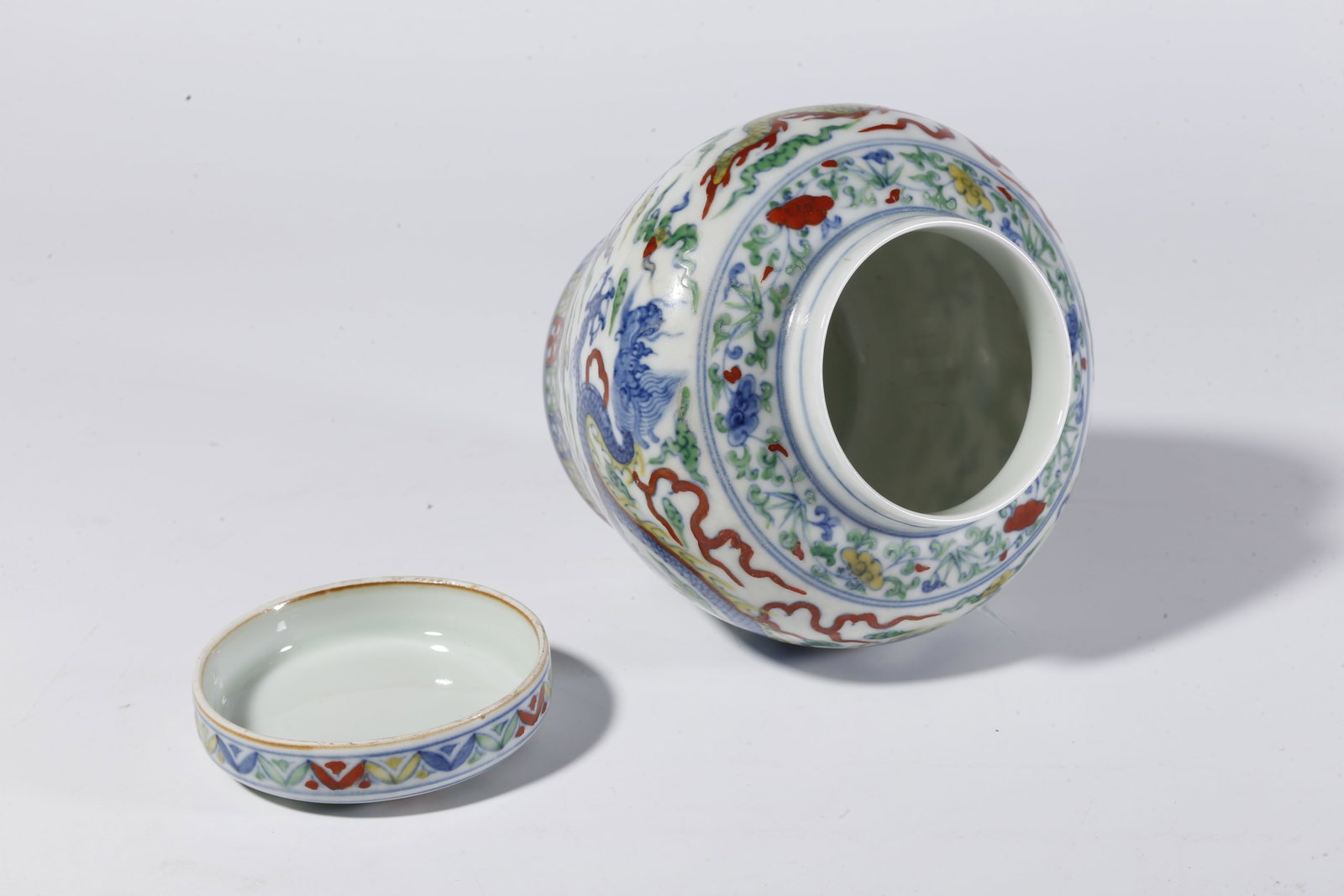 A DOUCAI DRAGON PATTERN LIDDED JAR - 9