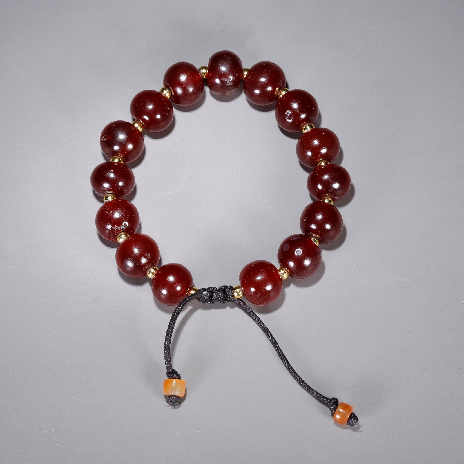 A CARVED SOUTHERN RED AGATE BRACELET (1 of 10)