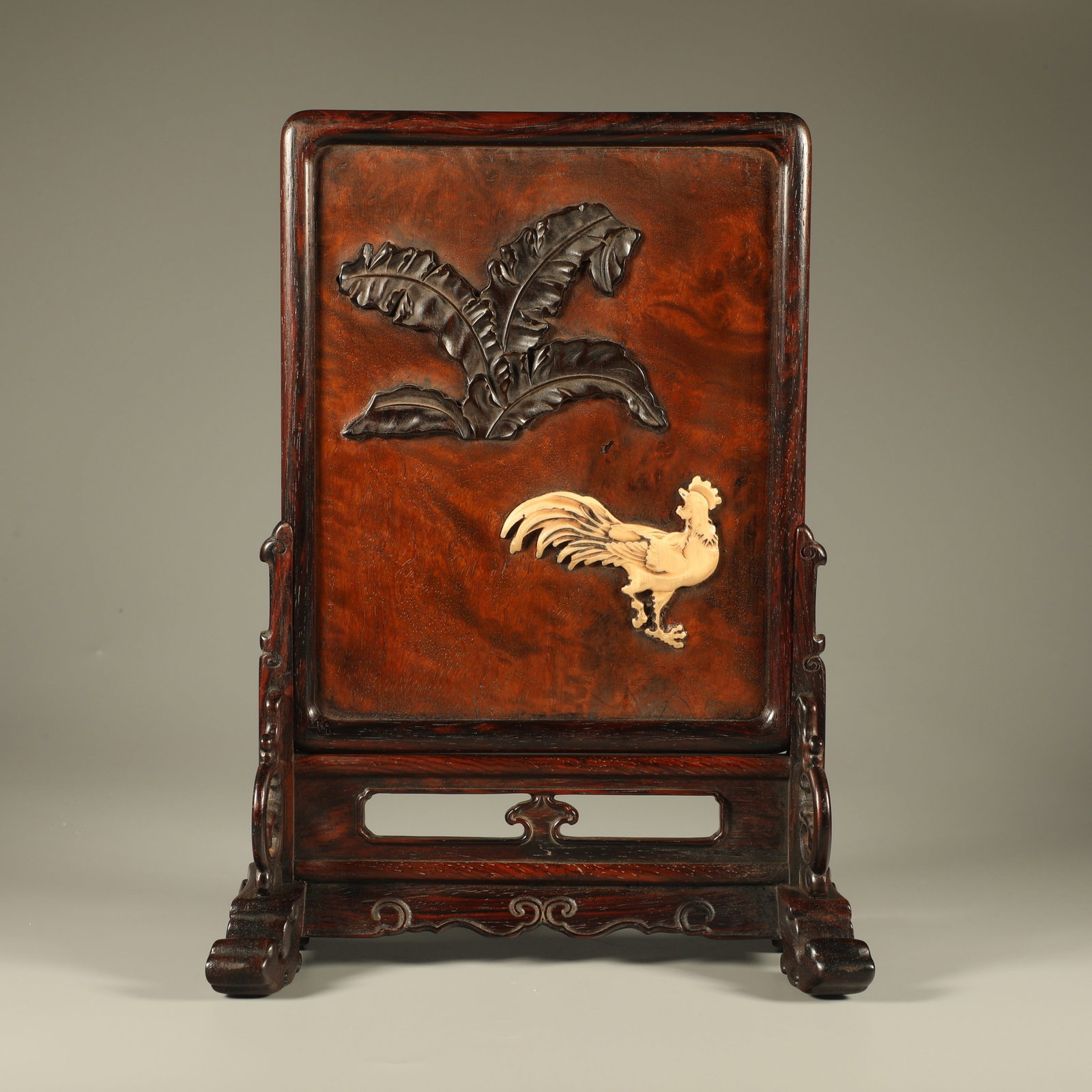 A HUANGHUALI TABLE SCREEN INLAID WITH RED SANDALWOOD DOUBLE OFFICIAL HAT MOTIFS: Huanghuali Table Screen Inlaid with Red Sandalwood Double Official Hat Motifs