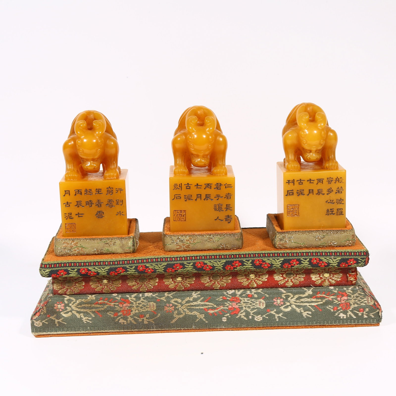 A SET OF SHOUSHAN TIANHUANG STONE SEALS WITH BEAST-SHAPED KNOB: Set of Shoushan Tianhuang stone seals with beast-shaped knob