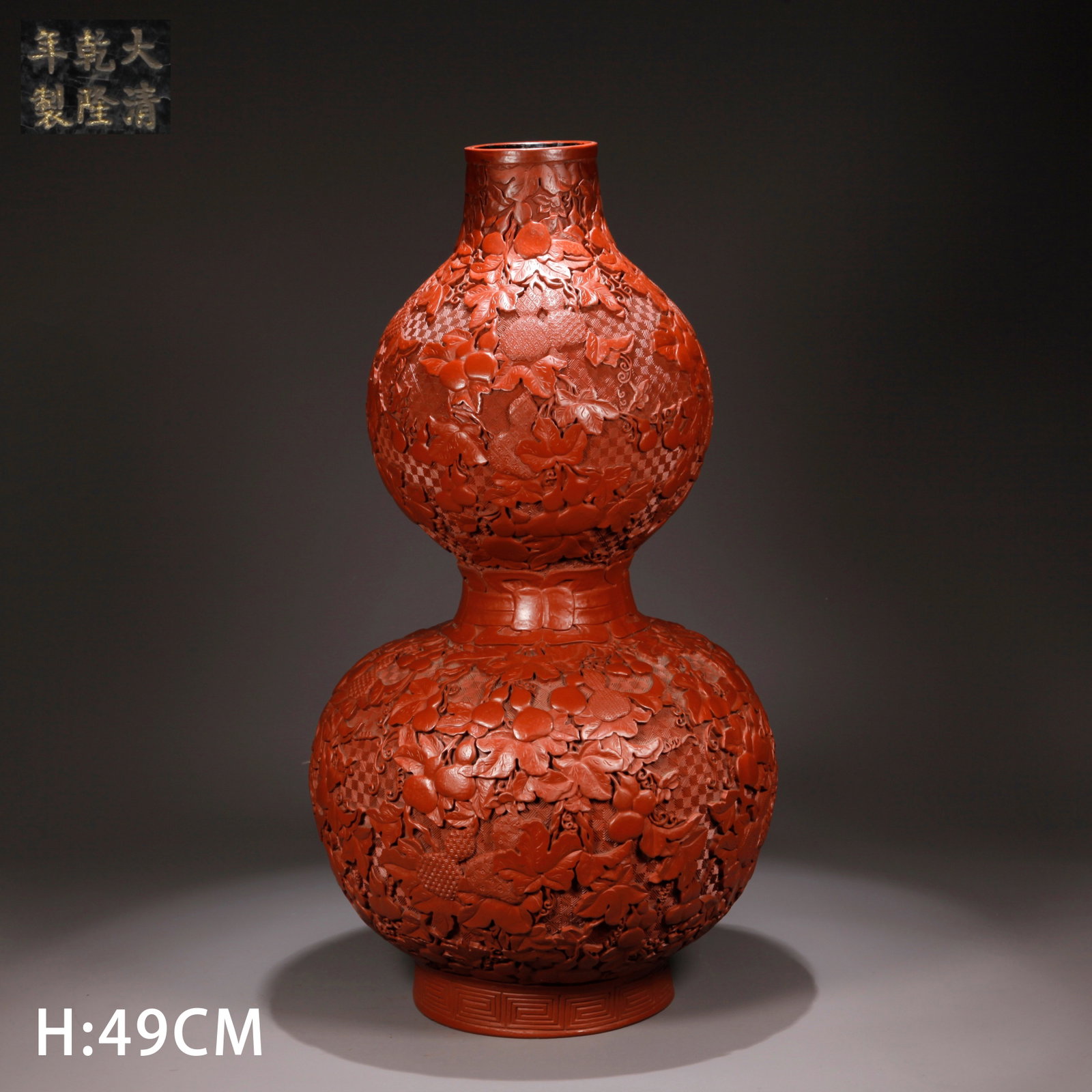 A CARVED RED LACQUER GOURD VASE WITH GOURD PATTERN (1 of 10)