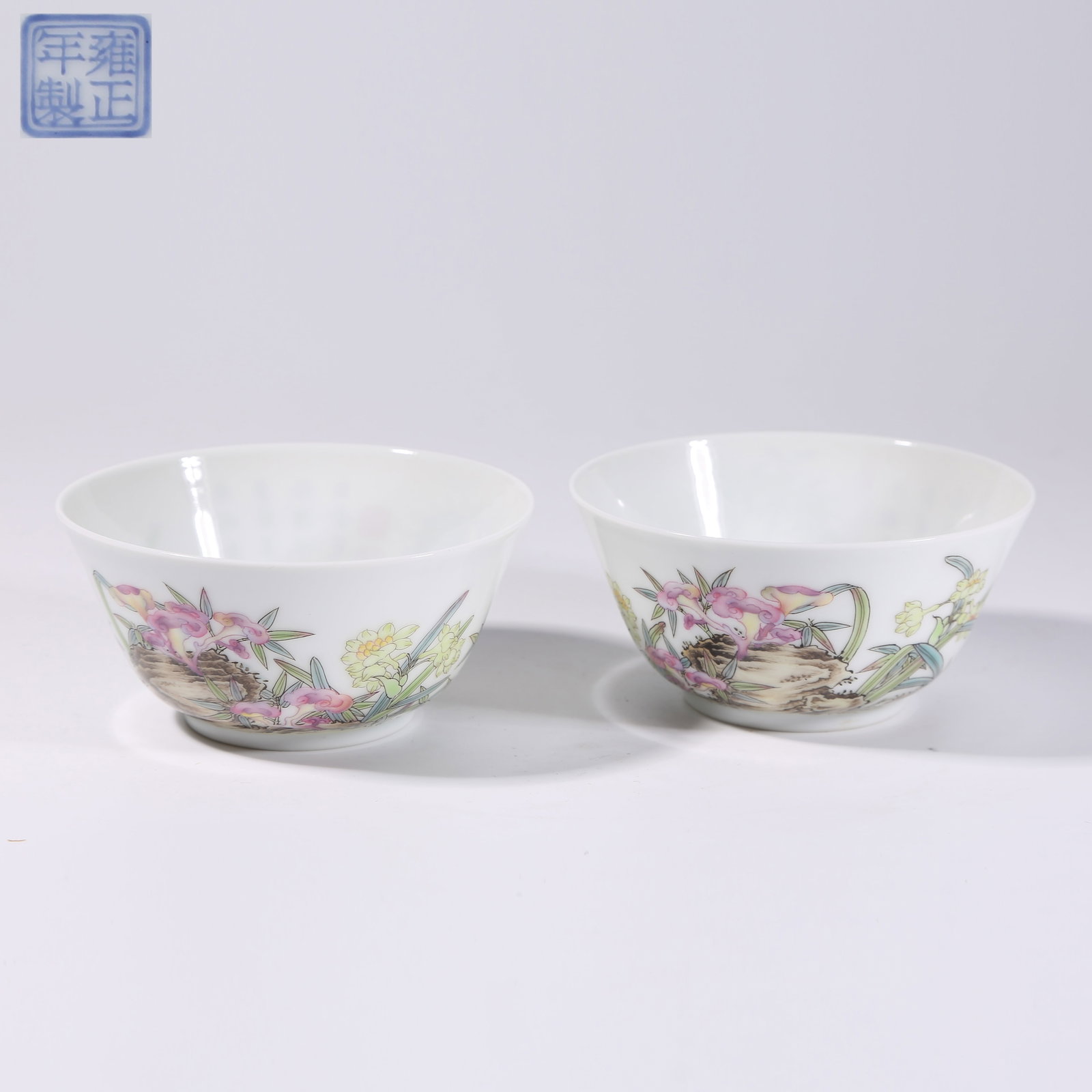 A SET OF FAMILLE-ROSE FLORAL CUPS: Set of Famille-rose Floral Cups