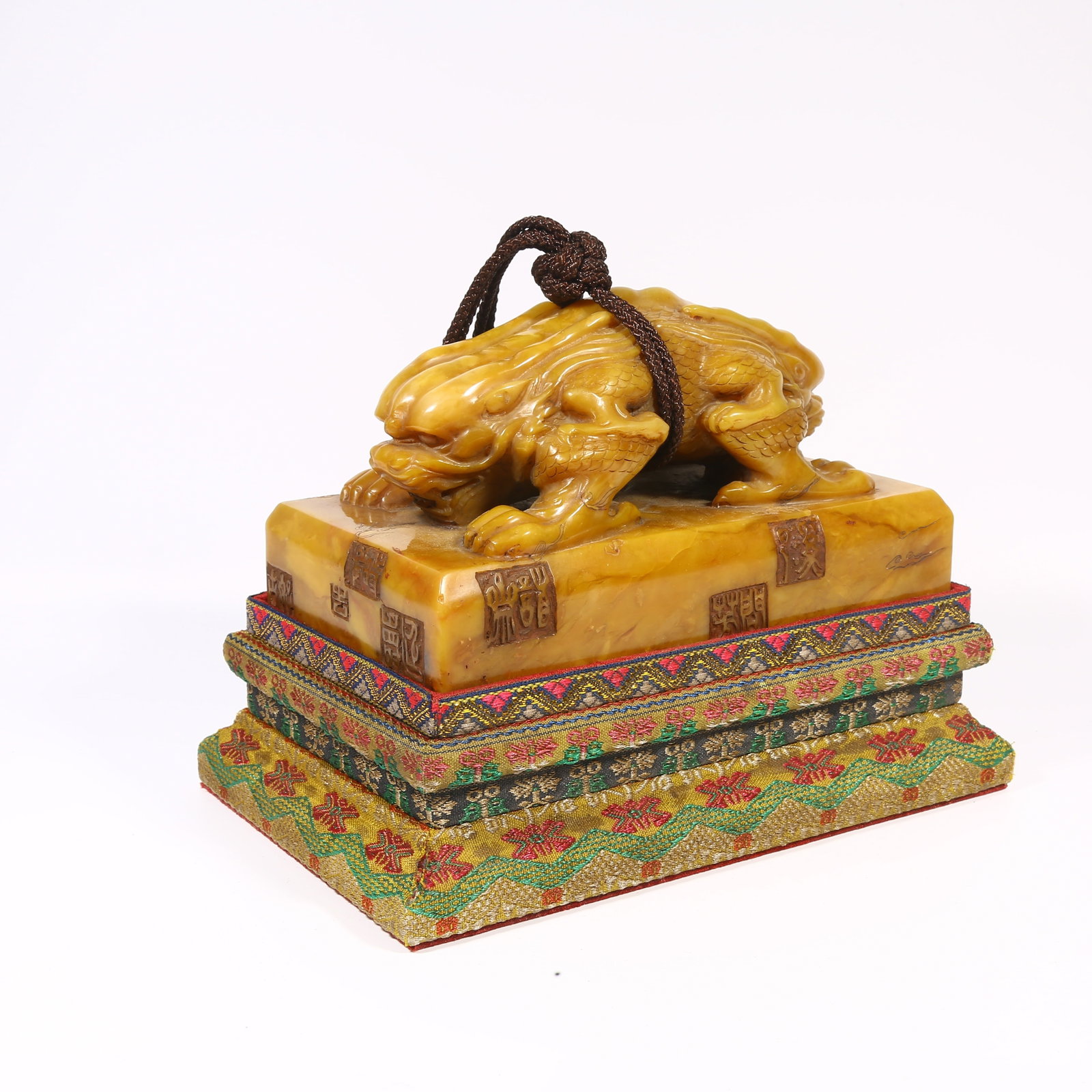 A SHOUSHAN STONE SEAL WITH INTERLOCKED DRAGONS-SHAPED KNOB: Shoushan stone seal with interlocked dragons-shaped knob