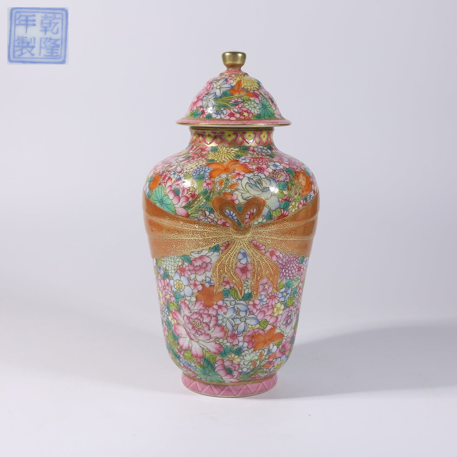 A FAMILLE-ROSE "HUNDRED FLOWERS WITHOUT GROUND" BUNDLE-MOTIF COVERED JAR: Famille-rose "Hundred Flowers without Ground" Bundle-Motif Covered Jar