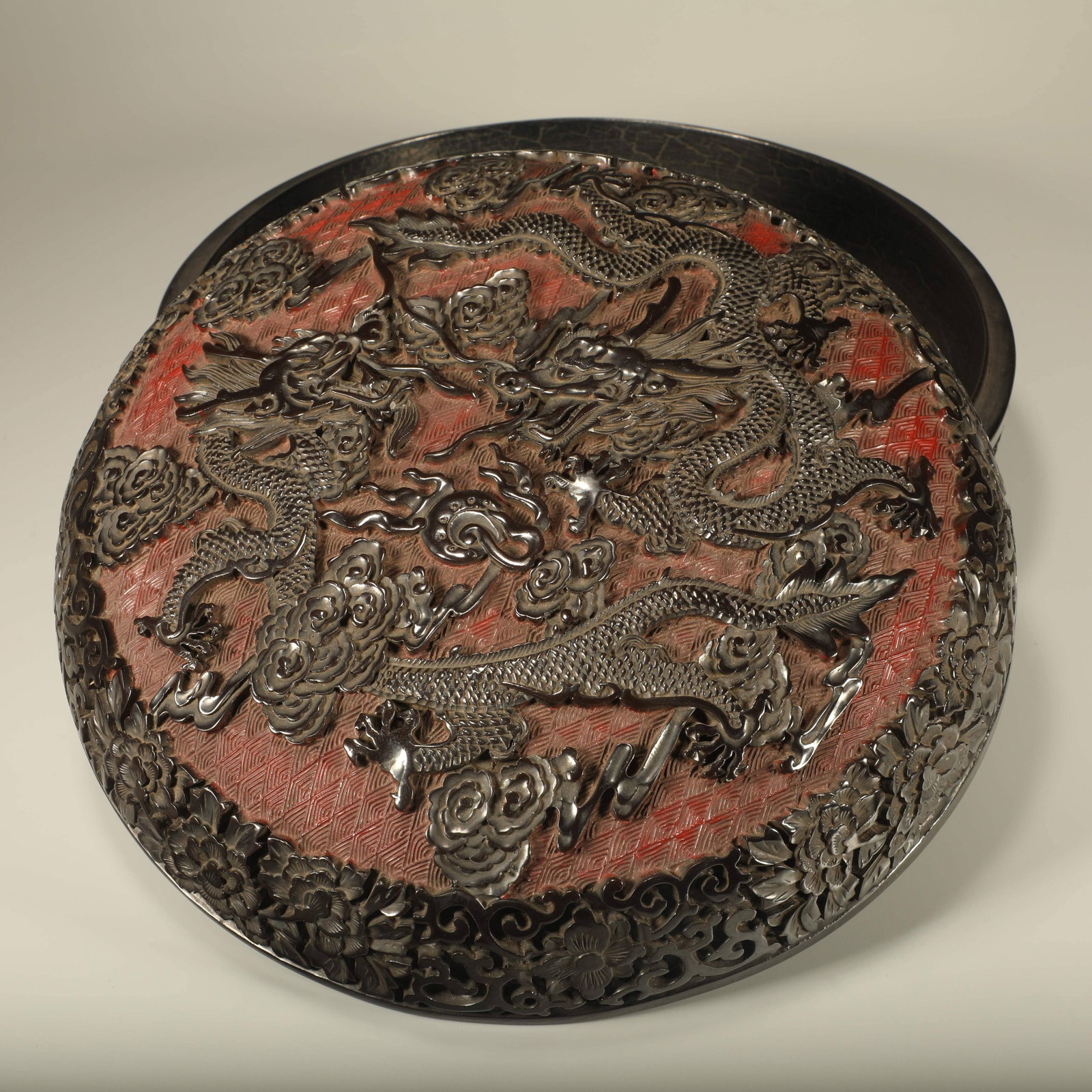 A LACQUERED HAND BOX CARVED WITH DOUBLE DRAGONS PLAYING PEARL (1 of 6)