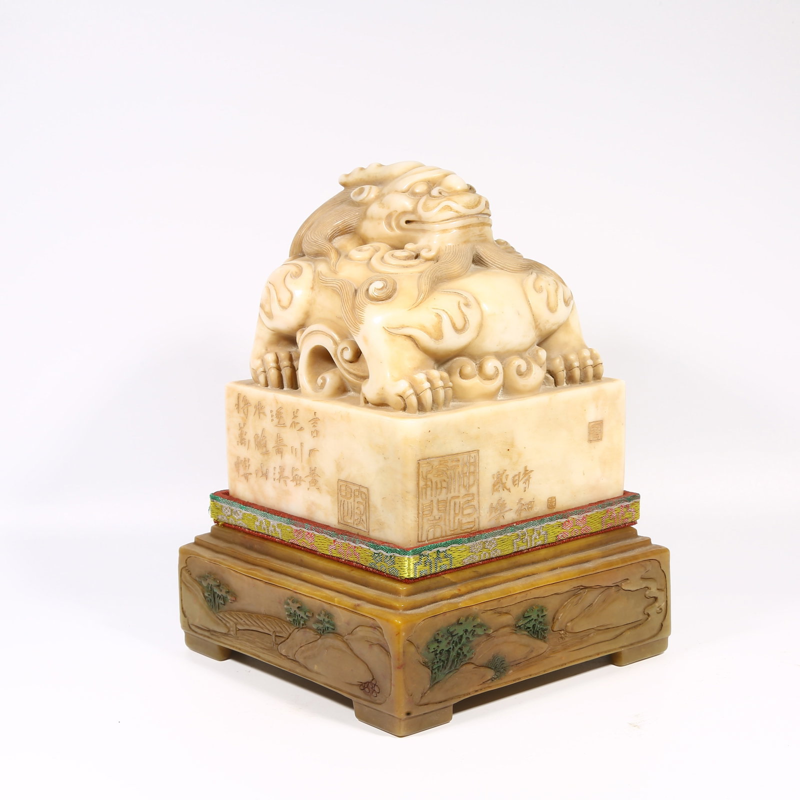 A SHOUSHAN STONE SEAL WITH DRAGON-SHAPED KNOB (1 of 8)
